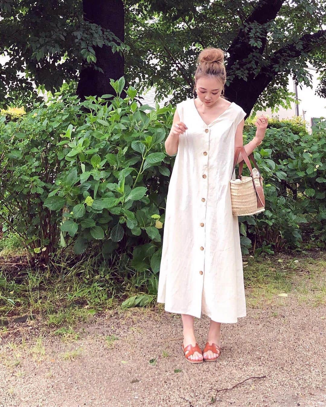 のインスタグラム：「ㅤ ㅤ 2019.5.26 Sun #nanacoordinate 𓇼 ななコ 🐼ㅤ ㅤ ㅤ beige 𓂅 ｺｰﾃﾞ詳細はblogに✎*。 ━━━━━☞blogへはtopからﾄﾍﾞﾏｽ𓅩𓂃 ㅤㅤ ㅤ ㅤ  @roomys_official のﾜﾝﾋﾟが ｷﾁﾝと感ｱﾘつつのﾕﾙｯとで好き❤︎ ﾍﾞﾙﾄ付きでﾌﾞﾗｳｼﾞﾝｸﾞしても着れるし ｼﾞﾚにしても着れるｹﾄﾞ ﾜﾀｼはﾕﾙｯと着るのが好き❤︎ ㅤ ㅤ ㅤ ｷｮｳは赤レンガ倉庫#greenroom  ｶﾗの山下公園𓂃中華街と写真撮りながら散歩𓀙𓀙 ｿｼﾃ今からﾋﾟｶﾁｭｳ観る𓃻𓃻 楽しい週末𓀠𓀠 ㅤ ㅤ ㅤ ㅤ ㅤ #roomys #ワンピース #onepiece #loewe #sandals #outfit #fashion #ootd #サンダル #coordinate #大人カジュアル  #locari mery  #beaustagrammer  #シンプルコーデ #プチプラコーデ  #mineby3mootd #instafashion #fashionblogger #fashionista #데일리록 #코디 #옷스타그램 #멋스타그램 #穿搭 #오오티디  #패션스타그램일상」