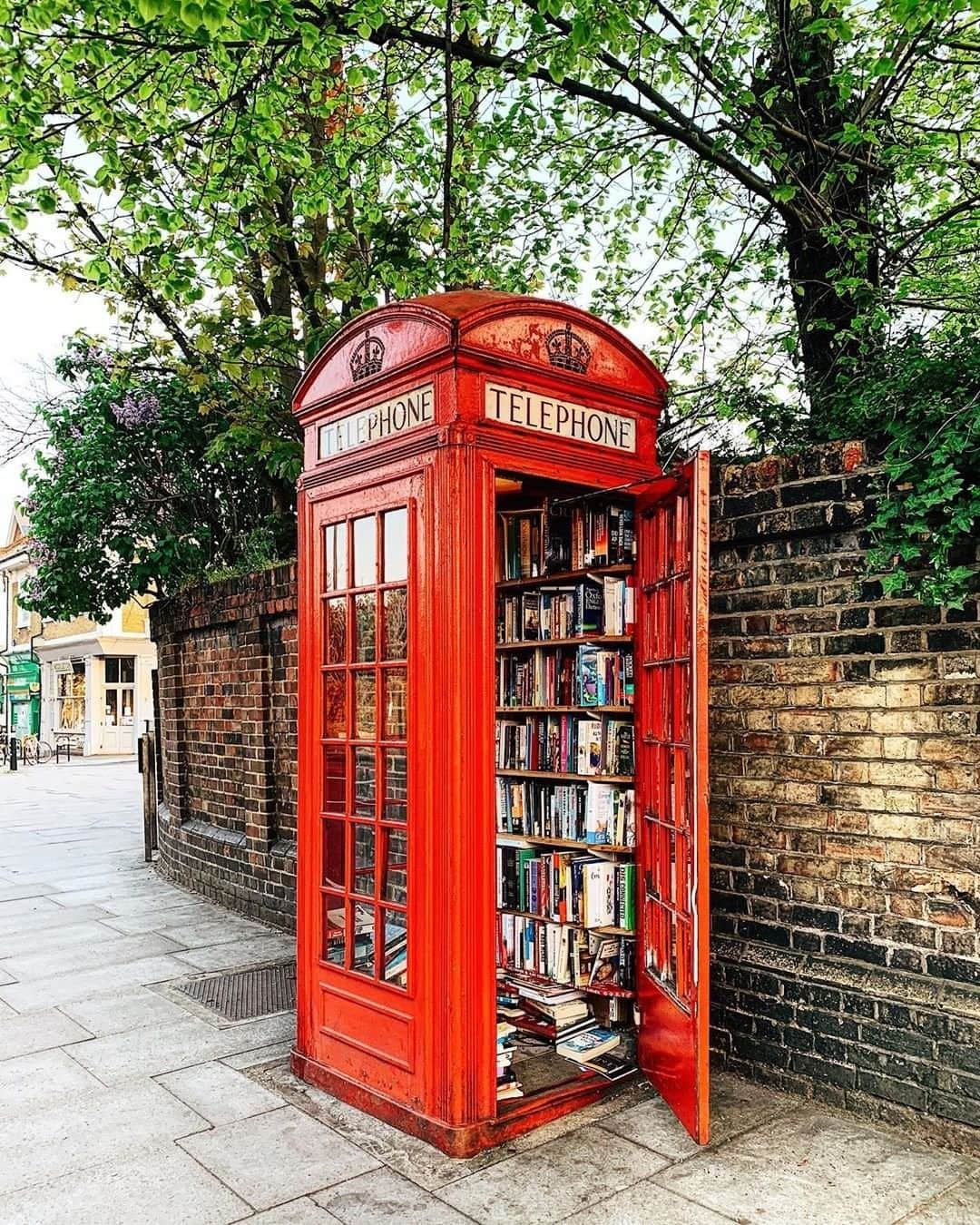 Travel + Leisureさんのインスタグラム写真 - (Travel + LeisureInstagram)「The sweetest little library we ever did see! 🇬🇧 #tlpicks courtesy of @elensham」5月26日 20時03分 - travelandleisure