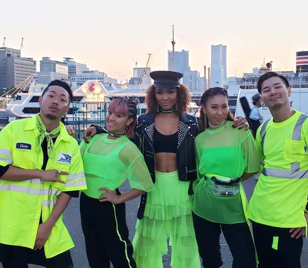 Nazukiさんのインスタグラム写真 - (NazukiInstagram)「2019.5/25 今年もY-160に、 Crystal Kay Live ダンサーとして、出演しました‼️ 毎年出演させてもらってるけど、ほんと楽しいイベント👏🏻 今年は規模も大きく、お客さんがパンパンで、天気も最高で、気持ちよかったー✨✨✨ 楽しかったー❤️❤️❤️ 今年も10人のGirls Dancer達に出演してもらい、大人数でサポートしました👏🏻👏🏻 みんなありがとう💕💕 一足先に夏フェスな感じで、最高でした😍😍 花火もサプライズで上がり、いいポジションで観れたし🎇  レンもライブ盛り上げてgogoしていたみたい😍😍 #crystalkay #live #dancer #dance #coreography  #y160 #yokohama #横浜開港祭 #クリスタルケイ #バックダンサー」5月26日 20時10分 - nazuki_08