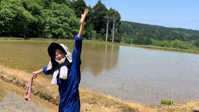 小林涼子さんのインスタグラム写真 - (小林涼子Instagram)「. 人間活動。 🌾 今年はもう 間に合わないかと思ったけれど 仕事終わりに新幹線飛び乗って 弾丸行けてよかった おじさん、おばさん、おばぁちゃん お疲れ様です🙏🏻 今年も沢山の実りがありますように🍚  #新潟 #新潟グルメ #名立  #山菜 #山菜採り #田植え #頂きます #ご馳走さまでした  #ricefield #niigata #japan #japanesegirl #thanks #food #eat #감사하면서 #맛있게 #냠냠 #먹었어요 #잘먹었습니다 #감사」5月26日 20時06分 - ryoko_kobayashi_ryoko