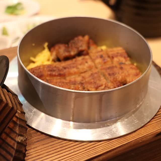 黒帯さんさんのインスタグラム写真 - (黒帯さんInstagram)「Kamameshi is a Japanese mixed rice dish. "Messhi" means rice, "Kama" means ceramic / iron pot used to make dishes. Not only rice, but also seasonings such as sake, soy sauce, and mirin have no clear rules regarding the ingredients of kamameshi. In other words, there are infinite combinations. 【浅草】るるぶのレストランへ行ってきました〜るるぶキッチンASAKUSAエキミセ 旅行先の食事はやっぱり美味しいご当地グルメがたべたいですよね。 旅行情報誌で知られる『るるぶ情報版』が、初めてレストラン事業されている るるぶキッチンASAKUSAエキミセで女子会 ジンジャーハイボールとSAKURAO GIN ORIGINALをソーダー割で乾杯 ジンはあっさりしていて飲みやすい上品な御味付けでしたよ メニューは旅行雑誌風 それぞれ説明も加えられおりわかりやすいです。 言われてみればイカを感じる玉こん 530円 山形県/鶴岡市 懐かしさを感じるほっこりするおいしさでした。 八丈島のムロアジメンチ 650円 東京都/八丈島 八丈島の海でとれた「ムロアジ」を使った メンチカツで アツアツをガブリとすれば柔らかあっさり。 そのままでもとてもたべやすくとてもおいしかったです。 駿河湾産桜えびとしらすのおろし大根添え 380円 静岡県/静岡市 海老の風味がよくとてもおいしかったです。 日本酒がいただきたくなりました。 松阪豚のとろっとろ角煮 980円 三重県/松坂市 煮込んだお肉がやわらかく口の中にいれるや溶けそうなくらいとろとろで おいしかったです。 釜飯がやってきました。 トッピングでうにをのせました。 ギョ！ギョ！魚卵づくし釜めし 1,780円 5種の魚卵が鮮やかで フォトジェニックです 北海道産イクラ、長崎県産カラスミ、博多明太子、とびっこ　うにと豪華なてんこもりで このお値段はお得でした。 ２度おいしくお茶漬けにしてもたのしめる。 ふっくらふくふく国産ウナギ釜めし 2,380円 国産うなぎでこのお値段はお得です 多めに残して、ひつまぶし風でいただくのもおいしかったです。 白石温麺の油麩のせ 780円 宮城県/白石市代表 白石市特産・白石温麺は、油を使わず、小麦粉と塩水で仕上げる麺de なめらかな舌触りでおいしかったです。 釜飯を２つもたべたのですが やさしい汁の味がしみ込んだ車麩がのっていて、〆の一杯としておいしかったです。 これまでありそうでなかった発想のこの店。 今後のメニュー展開も楽しみなので リピートで伺いたいなと思いました。 editor’s fav るるぶキッチン ASAKUSA エキミセ 050-5597-2572 東京都台東区花川戸1-4-1 浅草エキミセ 7F @woomy.restaurant」5月26日 20時06分 - shin_kuroobisan