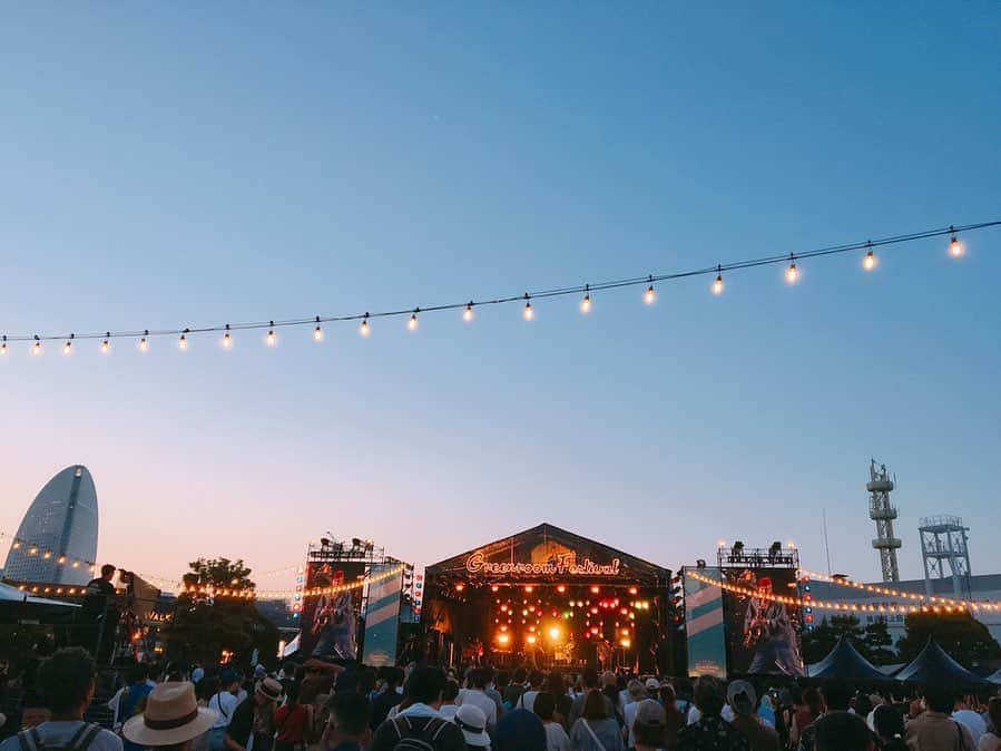 渡辺由布子さんのインスタグラム写真 - (渡辺由布子Instagram)「🎼⛺️🎙🎸🍺🎪🕶🌿 ・  Happy HOT weekend☀︎ @greenroomfestival always makes me feel #earlysummer ! ＿＿＿＿＿＿＿＿＿＿＿＿＿＿＿＿＿＿＿＿＿＿＿＿＿＿＿＿＿＿＿＿＿＿＿＿＿＿＿＿＿＿＿＿ 毎年#グリーンルーム に来ると、いよいよ夏が来たーって心が躍るよね。  #横浜 にいながらにして、カリフォルニアの空気感を漂わせてるオシャレなフェス。 @thebawdies のライブが見れてラッキー！  そしてLAから来日中のエイミー&LA仲間のミキティと、グータンヌーボー的な日曜昼下がり。  #GREENROOMFESTIVAL  #festival #weekend #weekendvibes  #superhot #bawdies #live ＿＿＿＿＿＿＿＿＿＿＿＿＿＿＿＿＿＿＿＿＿＿＿＿＿＿_ 📍 @greenroomfestival #Yokohama #🇯🇵」5月26日 20時08分 - watanabe_yuko