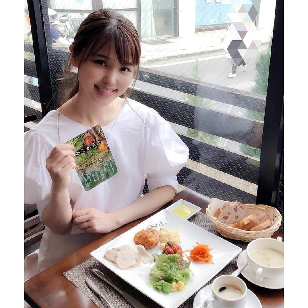 垰智子さんのインスタグラム写真 - (垰智子Instagram)「夏みたいに、毎日暑い日が続いてますね～🌞 . 寒暖差がこれだけあると体調がいまいち💦って人も多いのではないでしょうか？😣 . 免疫力の70%は腸が司ってるって言われていることもあるので、早速私も腸活する事にしてみたよ✨ . おなか革命(@onakakakumei )は、@コスメでも1位を獲得していて、腸内環境に革命を起こす8つの厳選素材を一粒に凝縮しているから、日本成人病予防協会からも推奨されてるんだって♪ . 今さらだけど、免疫力保って元気に過ごしたいから、腸活がんばろっ😊 . . #おなか革命 #腸活 #腸内環境 #免疫力強化 #腸内環境革命 #腸は第2の脳 #サプリメント #supliment #healthy #腸内環境が崩れやすい時代 #免疫力up」5月26日 20時19分 - taotao_tomo