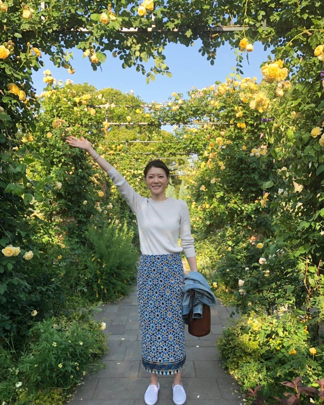 上野樹里さんのインスタグラム写真 - (上野樹里Instagram)「本日は、結婚記念日💍（満3年） 写真のバラは、誕生日祝いを前倒して横浜の#みなとのみえる丘公園（2ショットの大きな赤いバラの香りがとっても良かった） 、#山下公園 で夫婦で5/23に撮ったもの⛲️🌹夫婦の結婚写真はないけれど、こうして記念日くらいは写真を残すのって大事ですね🤳✨ 今日も横浜ロケ、とても充実しました😄🚲☀️まだ始まったばかりなのにとても暑い😅（34度）明日は休みなので、これから夫婦でお家でご飯です🌟😉 皆様、お誕生日のお祝いのあたたかいお言葉、ありがとうございました😇🎉ドラマ は、いよいよセットの撮影も始まります！研究室の撮影、人数が多くなるので、どんなチーム感が出てくるか想像していたらワクワクしてきました！みんなでいいシーンにします😉✌️ 皆さんも良い夜をお過ごし下さい🌙😊 #監察医朝顔 #結婚記念日 #みなとのみえる丘公園  #バラ #山下公園 #ケーキ #お祝い #横浜」5月26日 20時12分 - _juri_art_