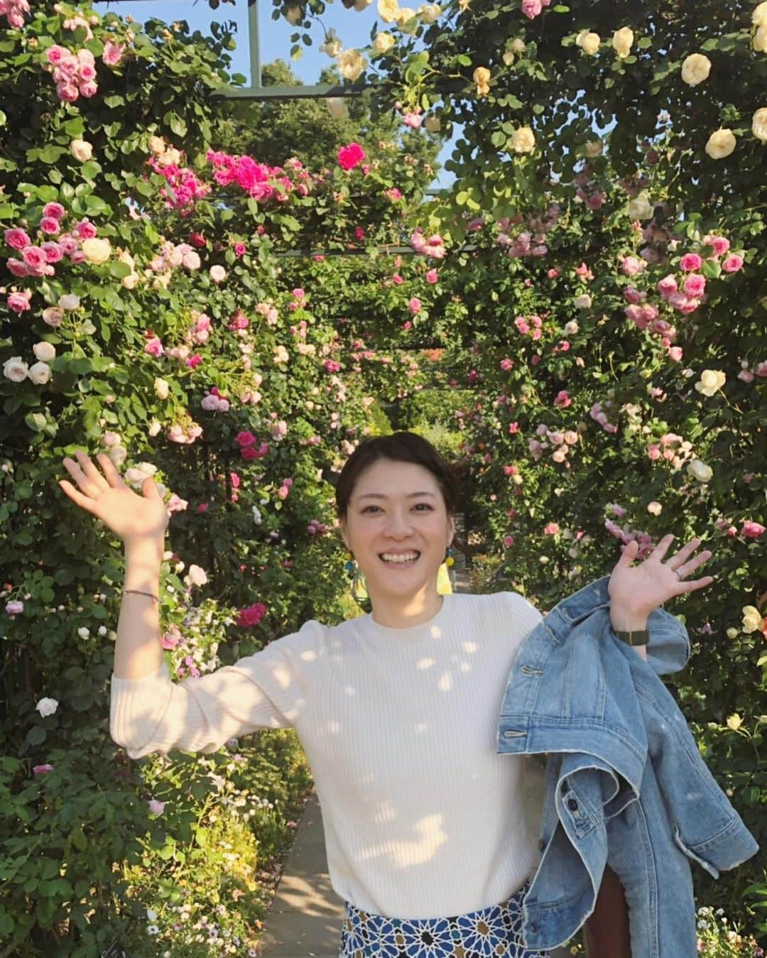 上野樹里さんのインスタグラム写真 - (上野樹里Instagram)「本日は、結婚記念日💍（満3年） 写真のバラは、誕生日祝いを前倒して横浜の#みなとのみえる丘公園（2ショットの大きな赤いバラの香りがとっても良かった） 、#山下公園 で夫婦で5/23に撮ったもの⛲️🌹夫婦の結婚写真はないけれど、こうして記念日くらいは写真を残すのって大事ですね🤳✨ 今日も横浜ロケ、とても充実しました😄🚲☀️まだ始まったばかりなのにとても暑い😅（34度）明日は休みなので、これから夫婦でお家でご飯です🌟😉 皆様、お誕生日のお祝いのあたたかいお言葉、ありがとうございました😇🎉ドラマ は、いよいよセットの撮影も始まります！研究室の撮影、人数が多くなるので、どんなチーム感が出てくるか想像していたらワクワクしてきました！みんなでいいシーンにします😉✌️ 皆さんも良い夜をお過ごし下さい🌙😊 #監察医朝顔 #結婚記念日 #みなとのみえる丘公園  #バラ #山下公園 #ケーキ #お祝い #横浜」5月26日 20時12分 - _juri_art_