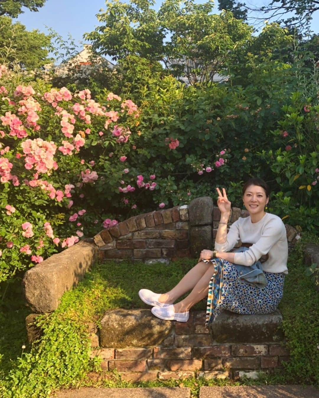 上野樹里さんのインスタグラム写真 - (上野樹里Instagram)「本日は、結婚記念日💍（満3年） 写真のバラは、誕生日祝いを前倒して横浜の#みなとのみえる丘公園（2ショットの大きな赤いバラの香りがとっても良かった） 、#山下公園 で夫婦で5/23に撮ったもの⛲️🌹夫婦の結婚写真はないけれど、こうして記念日くらいは写真を残すのって大事ですね🤳✨ 今日も横浜ロケ、とても充実しました😄🚲☀️まだ始まったばかりなのにとても暑い😅（34度）明日は休みなので、これから夫婦でお家でご飯です🌟😉 皆様、お誕生日のお祝いのあたたかいお言葉、ありがとうございました😇🎉ドラマ は、いよいよセットの撮影も始まります！研究室の撮影、人数が多くなるので、どんなチーム感が出てくるか想像していたらワクワクしてきました！みんなでいいシーンにします😉✌️ 皆さんも良い夜をお過ごし下さい🌙😊 #監察医朝顔 #結婚記念日 #みなとのみえる丘公園  #バラ #山下公園 #ケーキ #お祝い #横浜」5月26日 20時12分 - _juri_art_