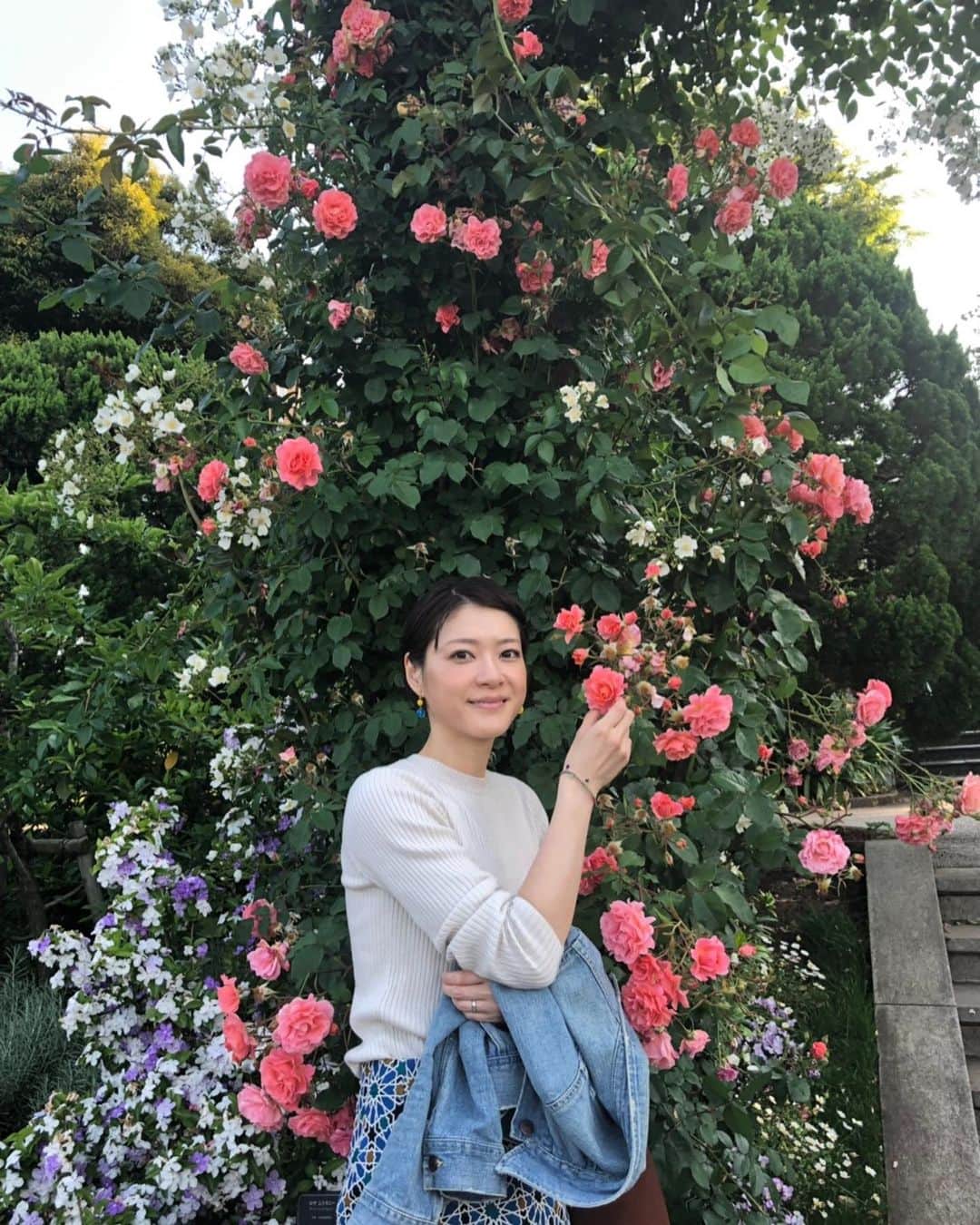 上野樹里さんのインスタグラム写真 - (上野樹里Instagram)「本日は、結婚記念日💍（満3年） 写真のバラは、誕生日祝いを前倒して横浜の#みなとのみえる丘公園（2ショットの大きな赤いバラの香りがとっても良かった） 、#山下公園 で夫婦で5/23に撮ったもの⛲️🌹夫婦の結婚写真はないけれど、こうして記念日くらいは写真を残すのって大事ですね🤳✨ 今日も横浜ロケ、とても充実しました😄🚲☀️まだ始まったばかりなのにとても暑い😅（34度）明日は休みなので、これから夫婦でお家でご飯です🌟😉 皆様、お誕生日のお祝いのあたたかいお言葉、ありがとうございました😇🎉ドラマ は、いよいよセットの撮影も始まります！研究室の撮影、人数が多くなるので、どんなチーム感が出てくるか想像していたらワクワクしてきました！みんなでいいシーンにします😉✌️ 皆さんも良い夜をお過ごし下さい🌙😊 #監察医朝顔 #結婚記念日 #みなとのみえる丘公園  #バラ #山下公園 #ケーキ #お祝い #横浜」5月26日 20時12分 - _juri_art_