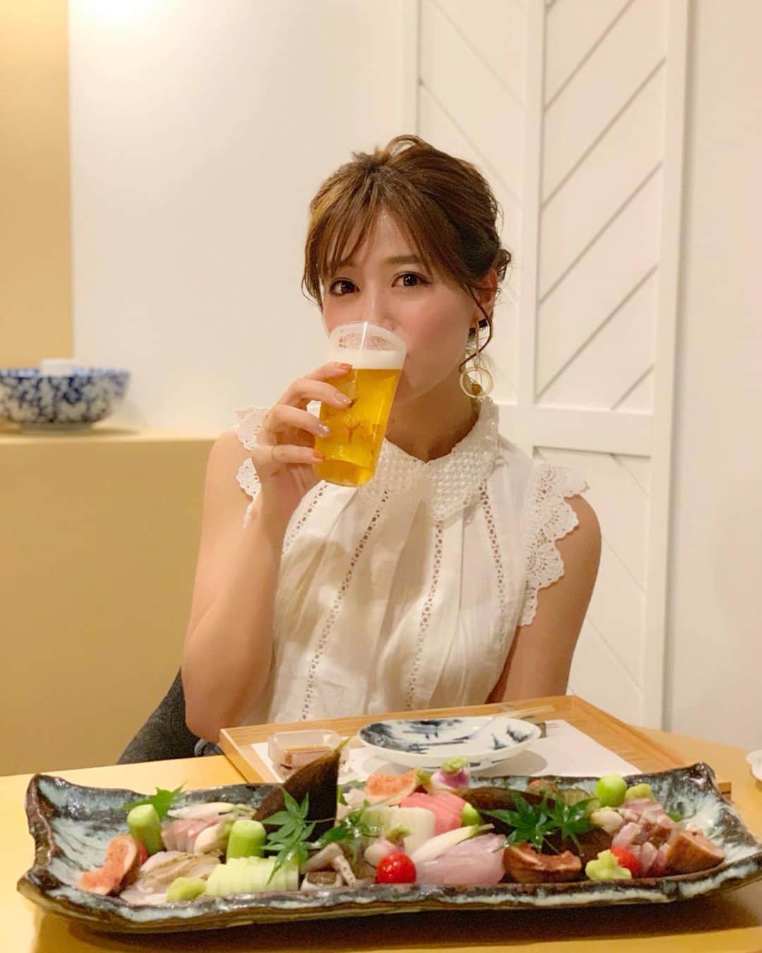 石井里奈さんのインスタグラム写真 - (石井里奈Instagram)「こんばんは☺️✨💕 . 今夜も里奈ログ😚😚@金沢編 . 夜ご飯は、魚串 比那さんで金沢で取れた食材を使った割烹料理と魚串を🥺 . 金沢行ったらお寿司屋さん🍣って思いがちだけど結果このお店にして大正解🙆‍♀️❤️おまかせコースでしたがどの料理も絶品で言葉が出ませんでした😭💕 . 特にお造りの盛り合わせは圧巻😳あと絶対食べたかったのどぐろの串焼きも絶品😭💕油がジューシーすぎて柔らかくて幸せとはこのこと🤣🤣💕 . 撮影終わりのビールも最高でした🍻ぷはーっ . 明日からまたお仕事ですね😳✨ 気持ち切り替えて頑張っていきましょー❤️✨ . #金沢 #金沢旅行 #金沢グルメ #金沢グルメ旅 #魚串 #比那 #kanazawa #金沢レストラン #グルメ #ビール #ビール女子 #beer #のどぐろ #お造り #お刺身 #海鮮 #北陸 #りなまるグルメ #dinner #夜ご飯 #fish #串焼き #ビール好き #旅行 #旅行好き #石川県 #sushi #寿司」5月26日 20時17分 - ri7tin1025