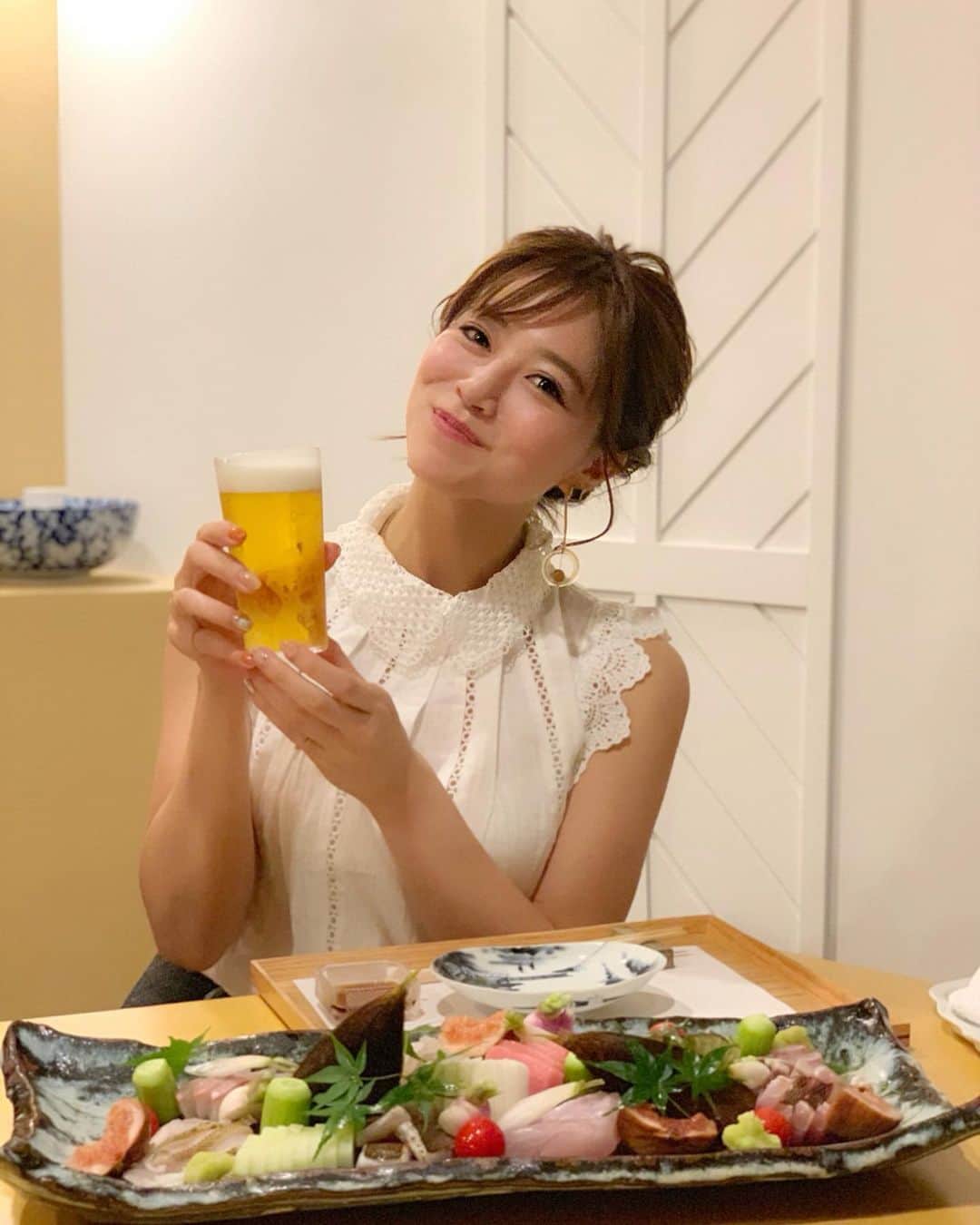 石井里奈さんのインスタグラム写真 - (石井里奈Instagram)「こんばんは☺️✨💕 . 今夜も里奈ログ😚😚@金沢編 . 夜ご飯は、魚串 比那さんで金沢で取れた食材を使った割烹料理と魚串を🥺 . 金沢行ったらお寿司屋さん🍣って思いがちだけど結果このお店にして大正解🙆‍♀️❤️おまかせコースでしたがどの料理も絶品で言葉が出ませんでした😭💕 . 特にお造りの盛り合わせは圧巻😳あと絶対食べたかったのどぐろの串焼きも絶品😭💕油がジューシーすぎて柔らかくて幸せとはこのこと🤣🤣💕 . 撮影終わりのビールも最高でした🍻ぷはーっ . 明日からまたお仕事ですね😳✨ 気持ち切り替えて頑張っていきましょー❤️✨ . #金沢 #金沢旅行 #金沢グルメ #金沢グルメ旅 #魚串 #比那 #kanazawa #金沢レストラン #グルメ #ビール #ビール女子 #beer #のどぐろ #お造り #お刺身 #海鮮 #北陸 #りなまるグルメ #dinner #夜ご飯 #fish #串焼き #ビール好き #旅行 #旅行好き #石川県 #sushi #寿司」5月26日 20時17分 - ri7tin1025