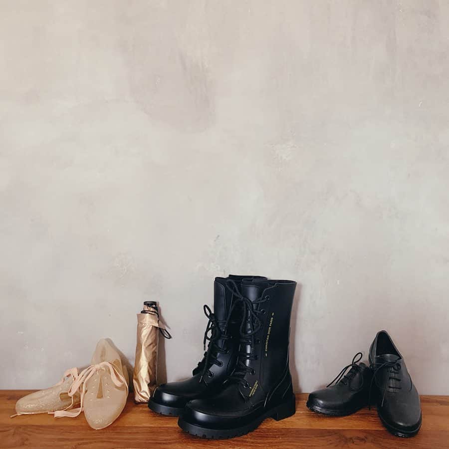 佐々木茜さんのインスタグラム写真 - (佐々木茜Instagram)「. . GW中の夕立があった日、 服も靴もびちょんびちょんになってしまい😨 けっこうショックでした😨 雨に対する恐怖心から 梅雨支度を早めにはじめていました、 ラバーシューズを載せていきます . . 🍬 @ftroupe  のベイジングシューズ ゴールドのラメラメが可愛い。 海や川遊びにもぴったり @marte_vintage で購入しました . 🍬 @dior  のラバーブーツ、🎁で👢 後ろのハチや星も可愛い ガーリーなワンピースに とてもよく合います . 🍬 @traditionalweatherwear  のラバーレースアップ 雨の日ように見えない、 普段から履きたくなりそう ちょっとトラッドな時にいいな あと、ついでに傘も🌂 色々なカラーがあったけど ゴールドとシルバーがかっこよかった 軽くて日除けにも使えるので 毎日かばんに忍ばせたいです フェアしていたからビニールのバッグもいただいた、 可愛い🍬 . ロング丈のレインブーツは何色か持っているので ちょっとベーシックなカラー、 しかもロング丈ではない、のが自然と集まりました あとはレペットの今年の新色も気になります🥿 . . 週末とってもいい天気だったので なんだか似合わない投稿になってしまいましたが🍬 もう6月はすぐそこです☂️🍭🍬 . . #rain #rainshoes #rainboots  #ftroupe #bathingshoes #dior #diorcamp #traditionalweatherwear」5月26日 20時18分 - akane_madder2