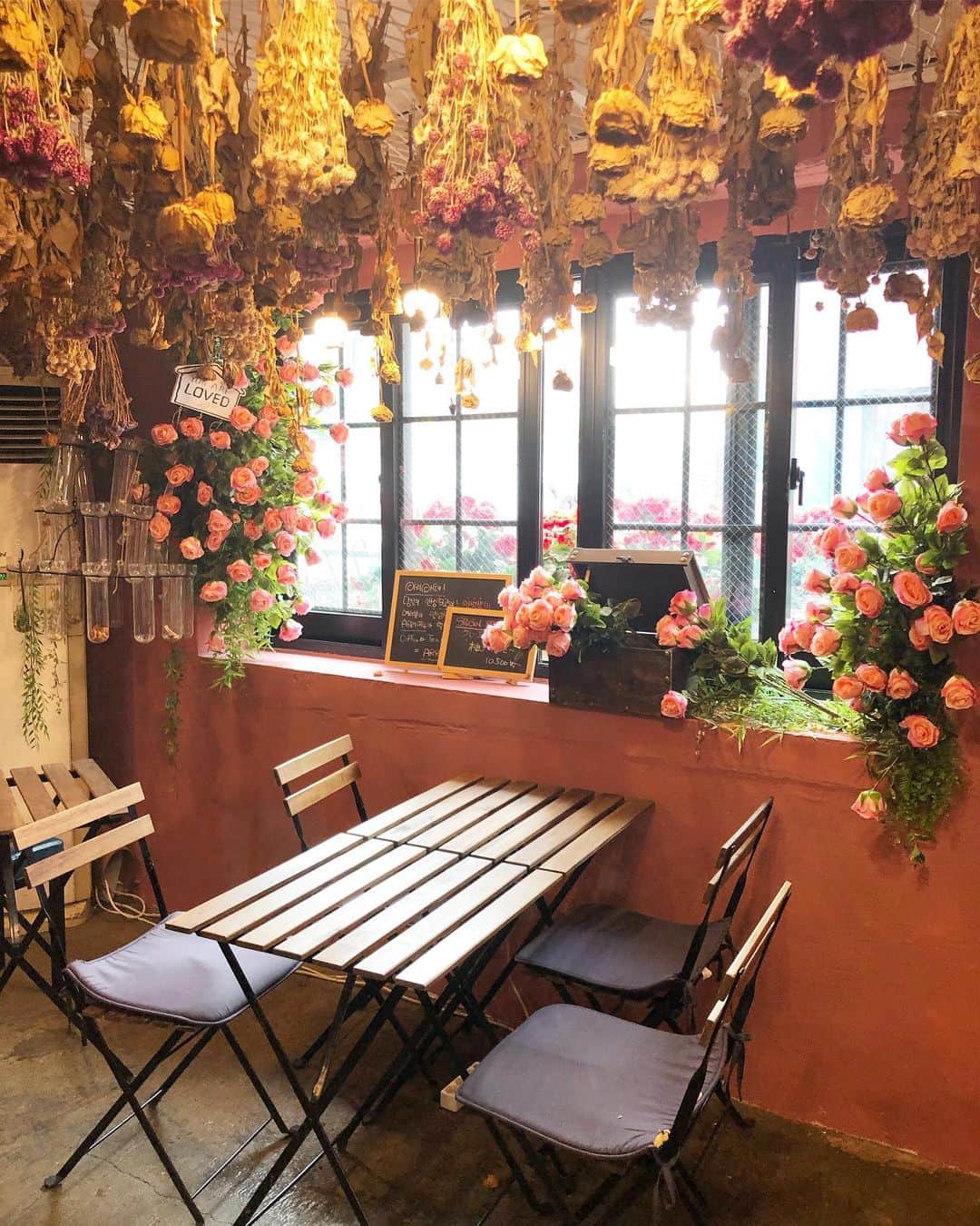 加藤美佐子さんのインスタグラム写真 - (加藤美佐子Instagram)「娘と韓国旅行♡  母の日のプレゼントにと ずっと前から予約してくれてたのです  ありがとう😆✨✨ 2人で可愛いカフェ色々巡りました♡  本当に楽しかった！！ 私は幸せ者だなあ💓💓 #母の日プレゼント #旅行 #母娘 #母娘旅行 #プレゼント #韓国 #韓国カフェ #海外 #海外旅行 #ありがとう #korea #koreancafe #pink #盛りかわいいbook  #ARRIATE #cafe #flower」5月26日 20時27分 - misako.kato