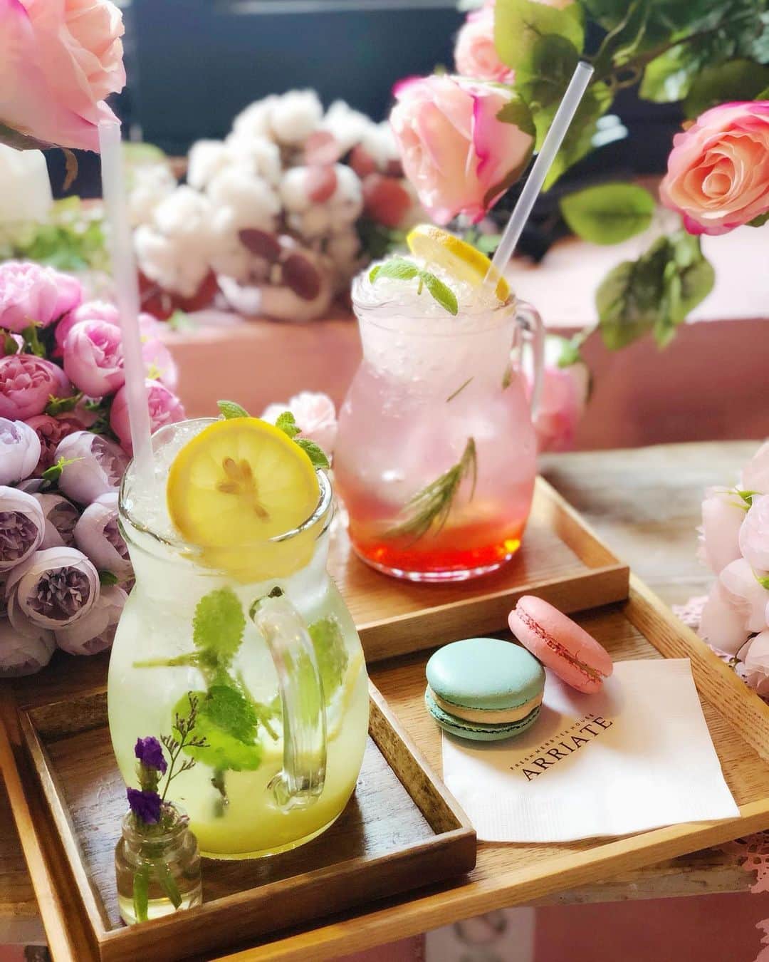 加藤美佐子さんのインスタグラム写真 - (加藤美佐子Instagram)「娘と韓国旅行♡  母の日のプレゼントにと ずっと前から予約してくれてたのです  ありがとう😆✨✨ 2人で可愛いカフェ色々巡りました♡  本当に楽しかった！！ 私は幸せ者だなあ💓💓 #母の日プレゼント #旅行 #母娘 #母娘旅行 #プレゼント #韓国 #韓国カフェ #海外 #海外旅行 #ありがとう #korea #koreancafe #pink #盛りかわいいbook  #ARRIATE #cafe #flower」5月26日 20時27分 - misako.kato