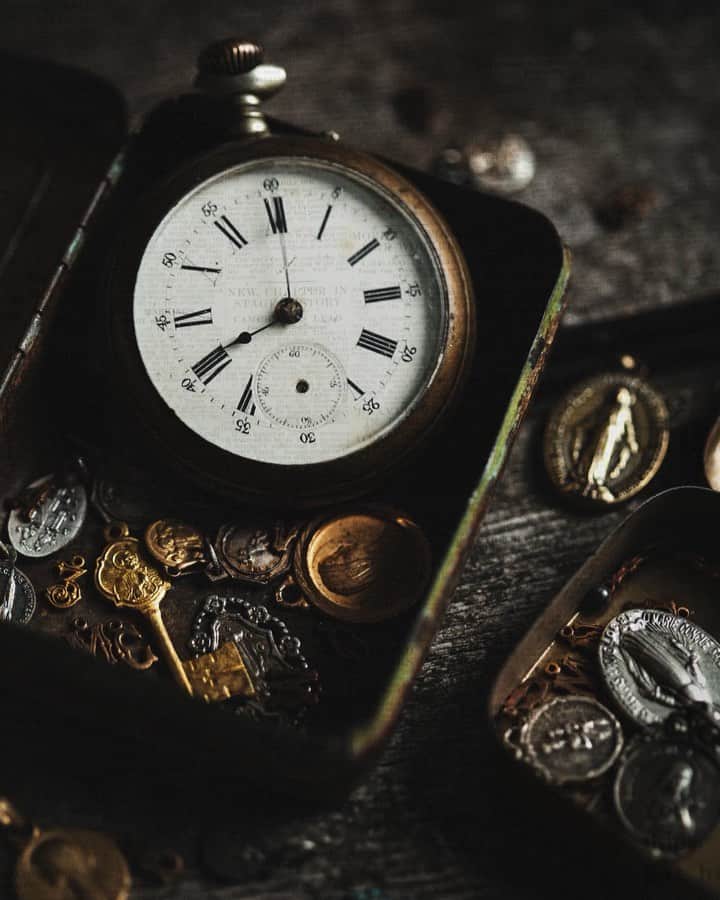 Linda Lomelinoのインスタグラム：「Some brocante finds from Angers ✨🕰 Before this trip to France I promised myself I wouldn’t bring too much home with me as we already have so much stuff (I’d say I wish to live like a minimalist but I realize I love old treasures too much) so instead I bought lots of little things 🙈 Which is your favorite? I love that little golden key medallion 🗝 Texture from @1924us @ellemaywatson」