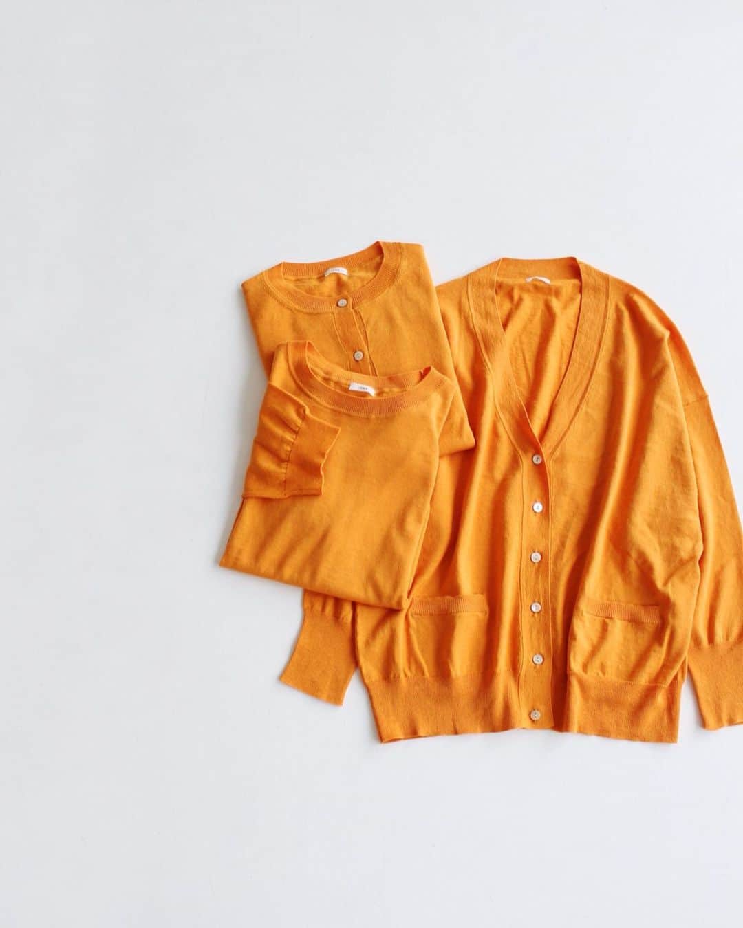 IENAさんのインスタグラム写真 - (IENAInstagram)「🌟 夏を制す！高レビューアイテムTOP５🌟﻿ ﻿ みんながおすすめする、高レビューなアイテムこそ﻿ 絶対使えること間違いなし！﻿ ﻿ 「この夏、週3着まわせる」﻿ みんなのお墨付きアイテムを5つピックアップ☺︎﻿ ﻿ ﻿ 01-Striped flower blouse﻿ 02-Washable skirt﻿ 03-Linen set up﻿ 04-Summer twin knit﻿ 05-Reversible skirt﻿ ﻿ ﻿ 詳しくは商品リンクをタップ❣️﻿ ﻿ ﻿ ﻿ #iena﻿﻿ ﻿﻿ #iena_summer﻿﻿ #高レビューアイテム」5月26日 20時23分 - iena_jp