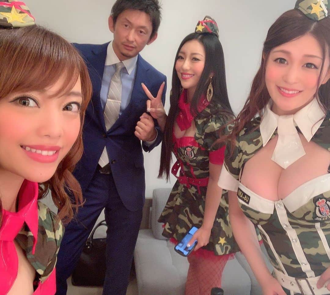 橘メアリーさんのインスタグラム写真 - (橘メアリーInstagram)「King Of Kings はじめてのラウンドガール の経験をしました🐻🍌 楽しかったな😘 ・ ・ 格闘技をちゃんと見るのも初めて なのに直接目の前で試合してるの 本当に新鮮だったな… めっちゃ真剣に見ちゃったあ ・ ・ いや〜筋肉っていいね 特に背中！！そそられるううう 汗したたる背中舐めたい🤤🤤🤤 ・ ・ ってゆうのはこんくらいとして、 今日は本当にありがとうございました！ またやりたいなー！！！💖 ・ ・ #橘メアリー #セクシー女優  #ラウンドガール  #kingofkings #kickboxing  #総合格闘技」5月26日 20時36分 - tachibanamary