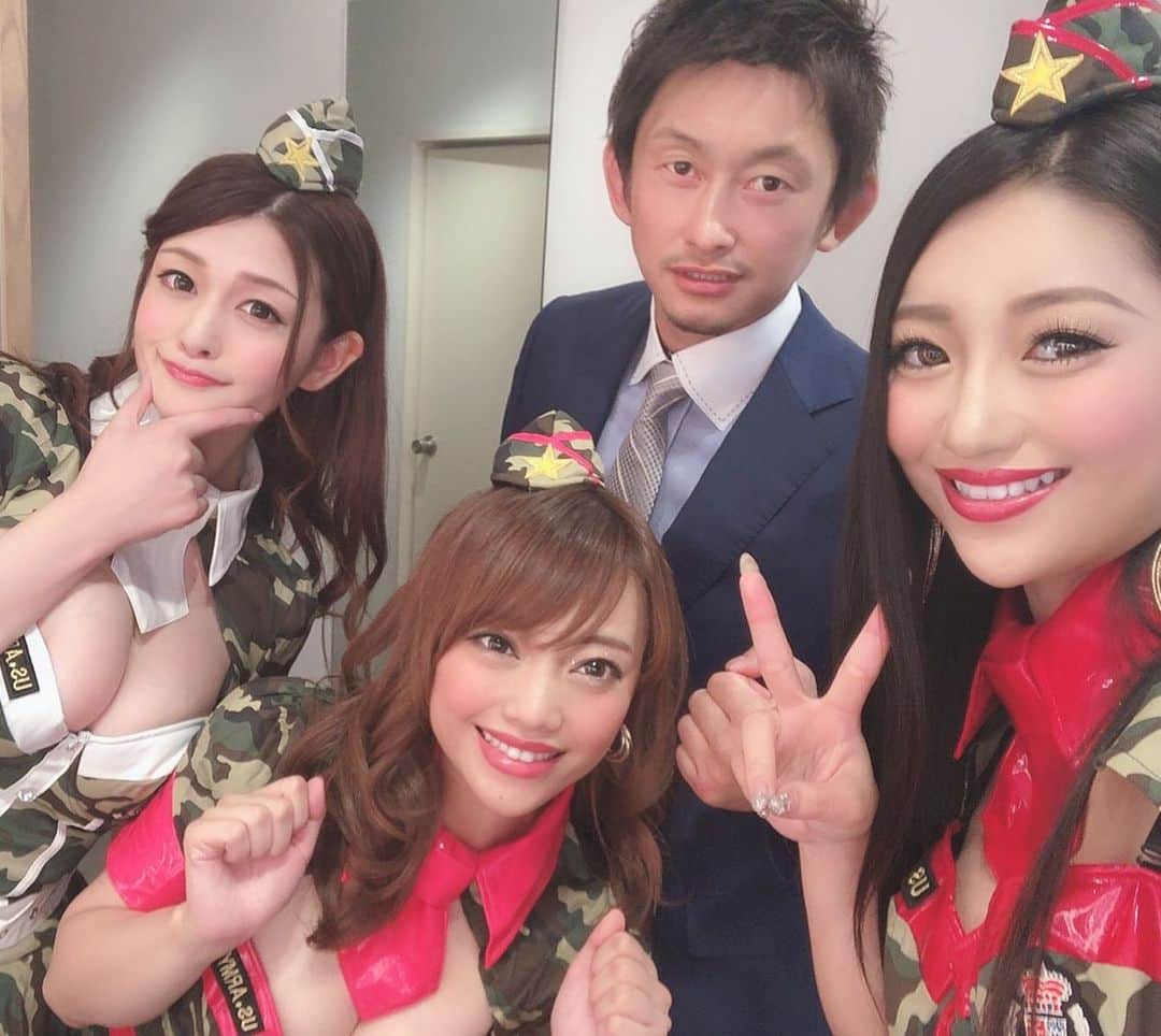 橘メアリーさんのインスタグラム写真 - (橘メアリーInstagram)「King Of Kings はじめてのラウンドガール の経験をしました🐻🍌 楽しかったな😘 ・ ・ 格闘技をちゃんと見るのも初めて なのに直接目の前で試合してるの 本当に新鮮だったな… めっちゃ真剣に見ちゃったあ ・ ・ いや〜筋肉っていいね 特に背中！！そそられるううう 汗したたる背中舐めたい🤤🤤🤤 ・ ・ ってゆうのはこんくらいとして、 今日は本当にありがとうございました！ またやりたいなー！！！💖 ・ ・ #橘メアリー #セクシー女優  #ラウンドガール  #kingofkings #kickboxing  #総合格闘技」5月26日 20時36分 - tachibanamary