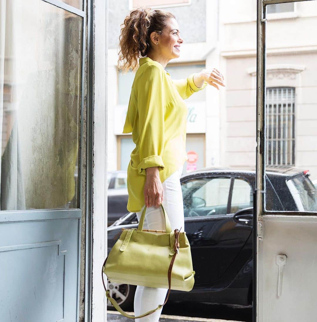 エンリーベグリンのインスタグラム：「Color in a bag is like enthusiasm in life.  #henrybeguelin#vegtannedleather#lime#tania#bambu#bag#handmade#italy#luxury#accessories#」