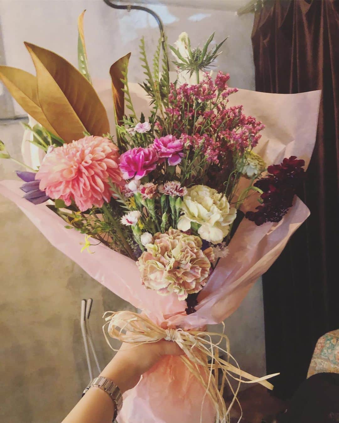 瀧口友里奈さんのインスタグラム写真 - (瀧口友里奈Instagram)「・ 先日の母の日🤱 ・ 吉木ちゃん @risayoshiki0727 と、定番のフラワーアレンジメント 。 ・ @marimariamonday で母の日ブーケを💐 ・ マリアさん独特の花材の組み合わせでした😍 ・ 母は喜んでくれましたが、こうなると父の日も行かなくては。笑 ・ #happymothersday #mothersday  #bouquet #flower #flowerarrangement #吉木りさ ちゃん」5月26日 20時29分 - yurinatakiguchi