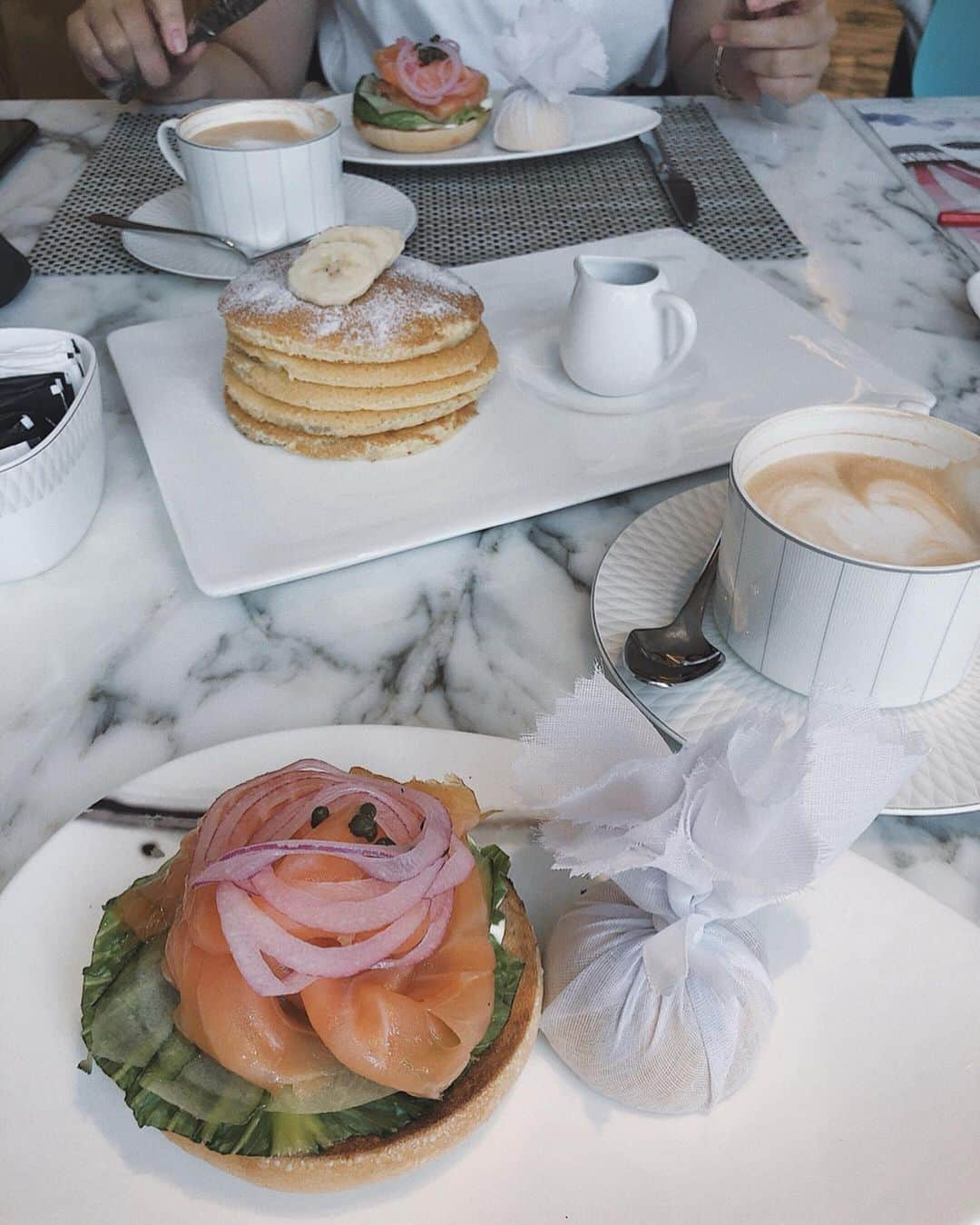 翁安芸さんのインスタグラム写真 - (翁安芸Instagram)「Breakfast 🥞🍳🥯💕 マンダリンホテルでの朝食。写真にはないですがお粥も美味しかったです！子供のお絵描きや塗り絵もかしてくれて、香港はどこも子連れに優しいお店ばかりで助かります💛 #breakfast #hongkong #香港 #mandarinoriental」5月26日 20時37分 - akinyc