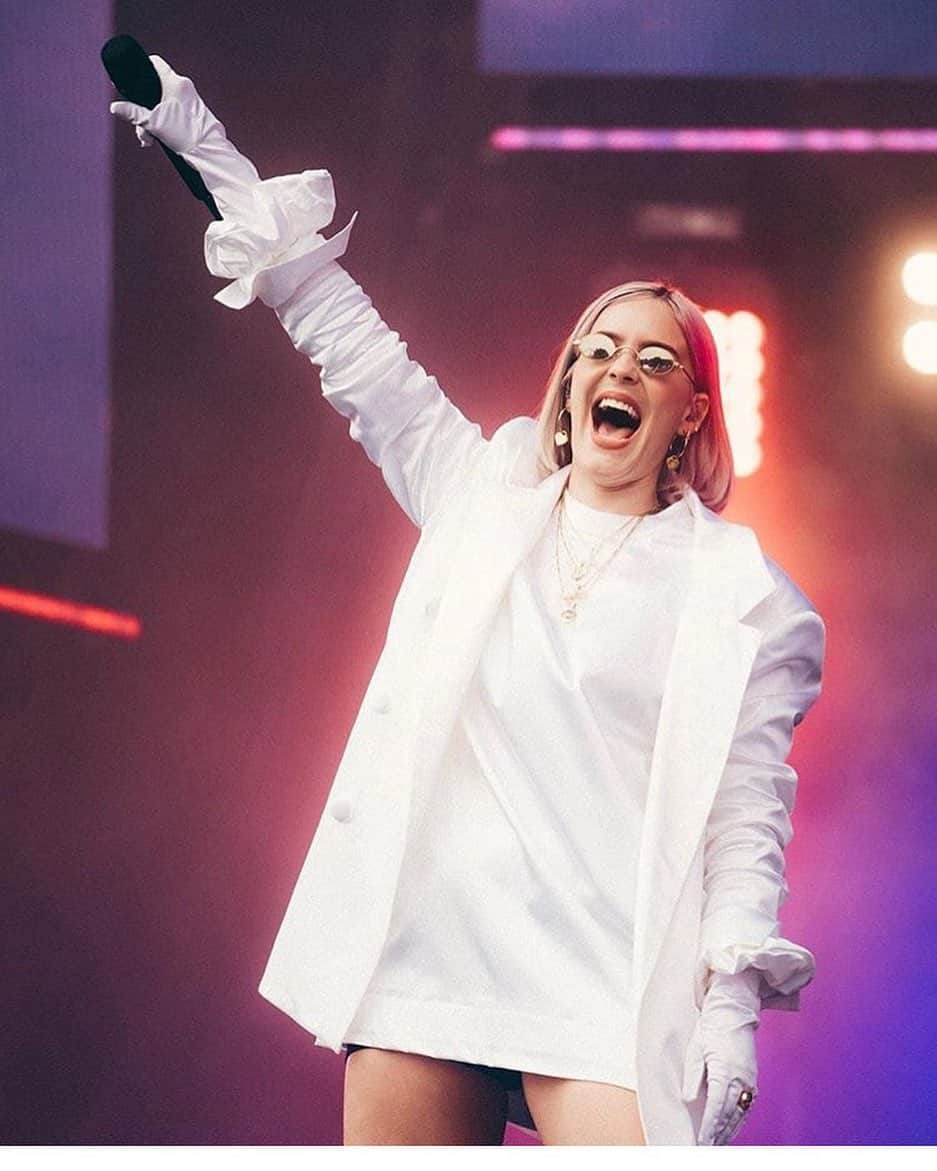 ハウスオブホランドさんのインスタグラム写真 - (ハウスオブホランドInstagram)「@annemarie yesterday performing at @bbcradio1 #bigweekend absolutely killing it in custom made #houseofholland! 💫 #annemarie #bbcradio1」5月26日 20時33分 - houseofholland