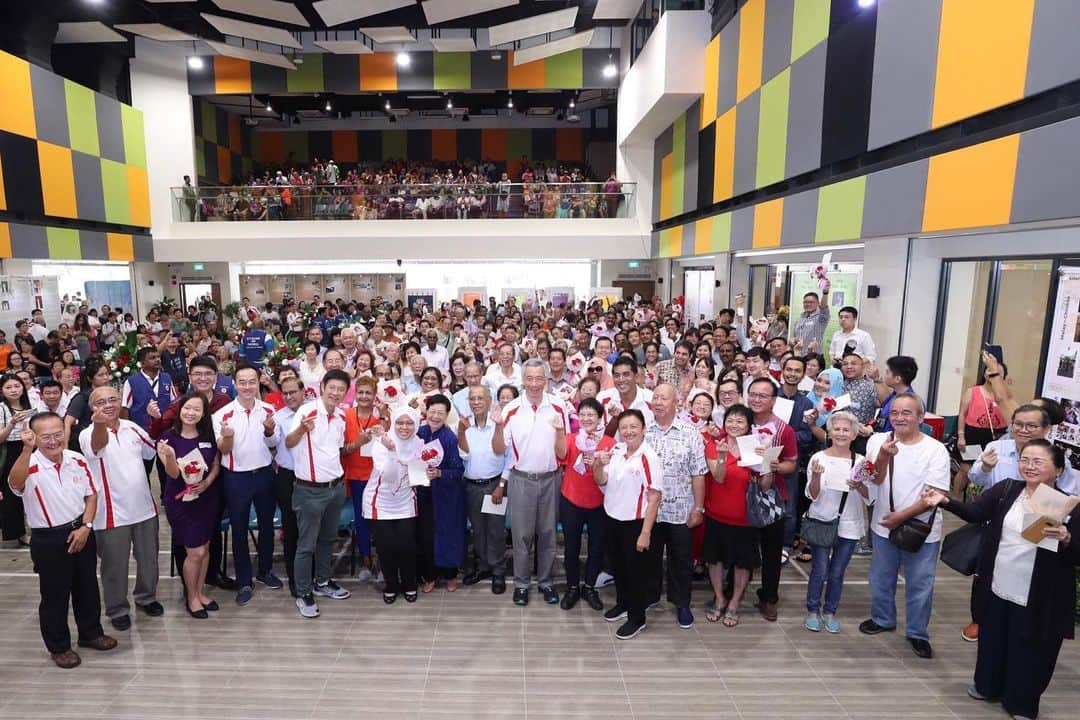 リー・シェンロンさんのインスタグラム写真 - (リー・シェンロンInstagram)「It was a day of romance and reminiscing at Ang Mo Kio GRC & Sengkang West SMC’s #SGBicentennial commemoration today – 90 couples came together to renew their marriage vows! ⠀⠀⠀⠀⠀⠀⠀⠀⠀ It was a joyous celebration of our heritage, culture and diversity. We learnt about each other’s wedding customs and ceremonies throughout the years. You can test your knowledge on the mini quizzes I posted in my IG Stories! ⠀⠀⠀⠀⠀⠀⠀⠀⠀ To all who took part today, I wish you many, many more years of marital bliss filled with happiness and contentment! 💗– LHL ⠀⠀⠀⠀⠀⠀⠀⠀⠀ ([1-2] MCI Photos by Clement; [3-4] Photos by me)」5月26日 20時33分 - leehsienloong