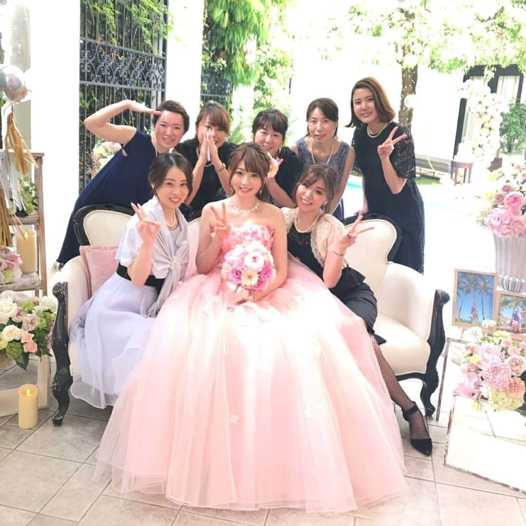 三浦真理子さんのインスタグラム写真 - (三浦真理子Instagram)「. こんばんわ～✨ . カラードレスはピンクにお花が付いてるドレスにしました💒✨ . ブーケもドレスに合わせましたよぉ💐 . ちなみにカラードレスの試着はこの１着のみで、このドレスを見た時にピンときたのですw . スワイプしてね🍀 . 先週の結婚式から1週間が過ぎたなんて早すぎる～～👰✨ . #アーフェリーク白金 #結婚式 #白金台 #ドレス #カラードレス #ピンクドレス #スワイプしてね #swipe #pleasefollowme #instagood #wedding #卒花 #卒花嫁 #卒花嫁レポ #ブーケ #挙式 #想い出 #💒 #💍 #花嫁レポ #ハーフアップ #髪型 #🔔 #ブライダル #bridal」5月26日 20時38分 - marigram.22