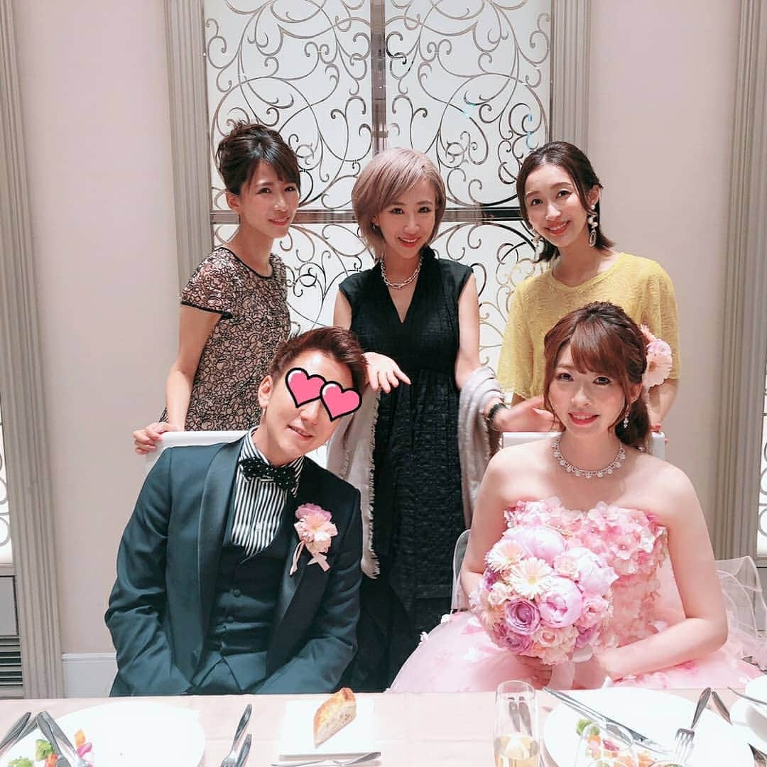 三浦真理子さんのインスタグラム写真 - (三浦真理子Instagram)「. こんばんわ～✨ . カラードレスはピンクにお花が付いてるドレスにしました💒✨ . ブーケもドレスに合わせましたよぉ💐 . ちなみにカラードレスの試着はこの１着のみで、このドレスを見た時にピンときたのですw . スワイプしてね🍀 . 先週の結婚式から1週間が過ぎたなんて早すぎる～～👰✨ . #アーフェリーク白金 #結婚式 #白金台 #ドレス #カラードレス #ピンクドレス #スワイプしてね #swipe #pleasefollowme #instagood #wedding #卒花 #卒花嫁 #卒花嫁レポ #ブーケ #挙式 #想い出 #💒 #💍 #花嫁レポ #ハーフアップ #髪型 #🔔 #ブライダル #bridal」5月26日 20時38分 - marigram.22