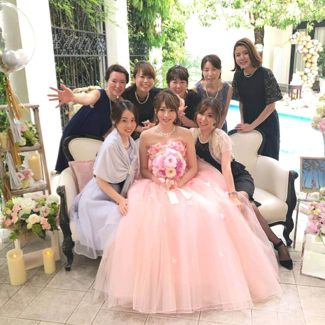 三浦真理子さんのインスタグラム写真 - (三浦真理子Instagram)「. こんばんわ～✨ . カラードレスはピンクにお花が付いてるドレスにしました💒✨ . ブーケもドレスに合わせましたよぉ💐 . ちなみにカラードレスの試着はこの１着のみで、このドレスを見た時にピンときたのですw . スワイプしてね🍀 . 先週の結婚式から1週間が過ぎたなんて早すぎる～～👰✨ . #アーフェリーク白金 #結婚式 #白金台 #ドレス #カラードレス #ピンクドレス #スワイプしてね #swipe #pleasefollowme #instagood #wedding #卒花 #卒花嫁 #卒花嫁レポ #ブーケ #挙式 #想い出 #💒 #💍 #花嫁レポ #ハーフアップ #髪型 #🔔 #ブライダル #bridal」5月26日 20時38分 - marigram.22