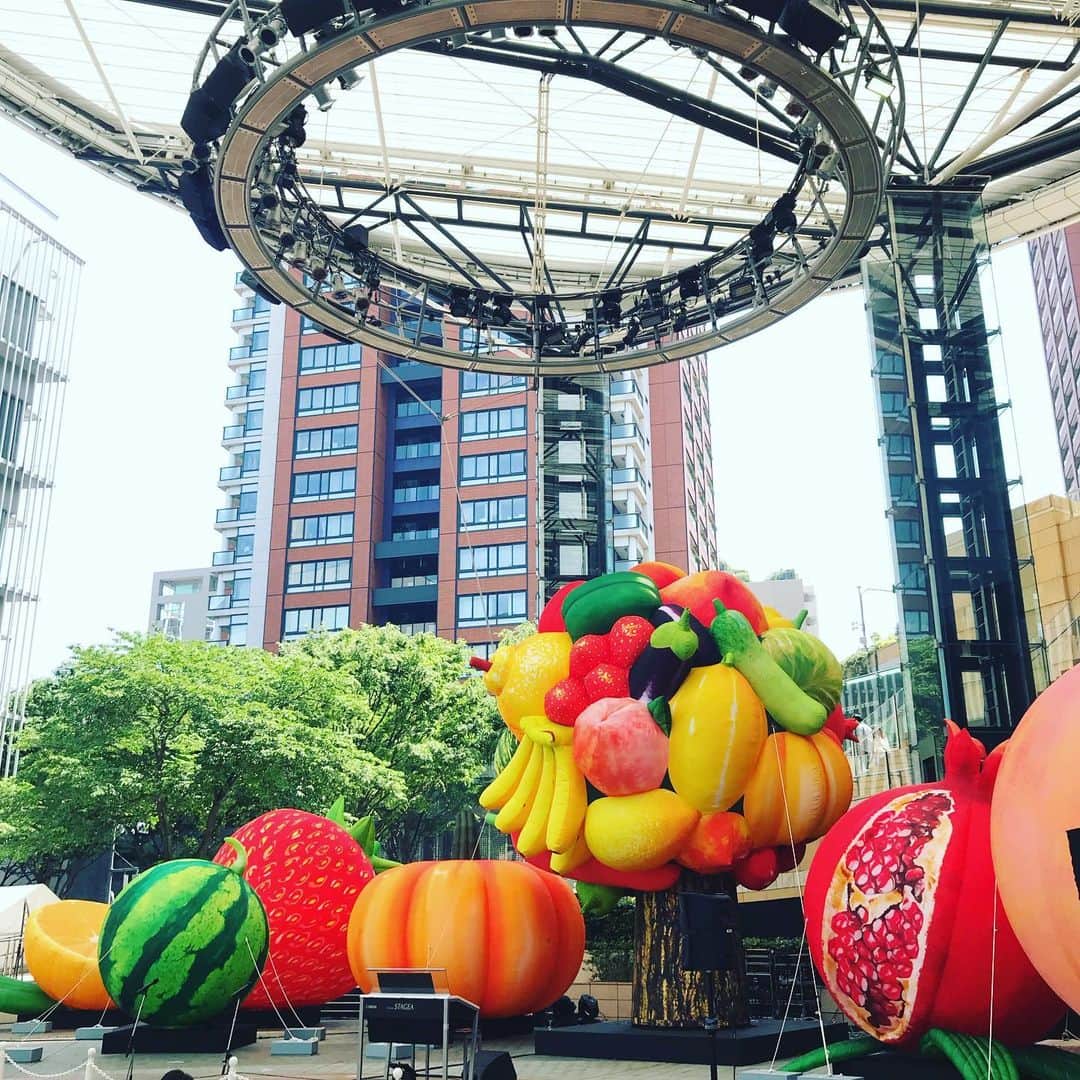 大西蘭さんのインスタグラム写真 - (大西蘭Instagram)「・ Roppongi Art Night 🌟 ・ 巨大な果物🍎🍊🍇 ・ アリーナではオペラのイベントも開かれていて、生の歌声を聴くことができました🎶 ・ 巨大な赤い球体は、期間中六本木の色々なところに出没したそう🧐こんな大きなものが街の中にいきなり現れるって面白い。 ・ ・ #六本木アートナイト #roppongiartnight」5月26日 20時38分 - onishiran