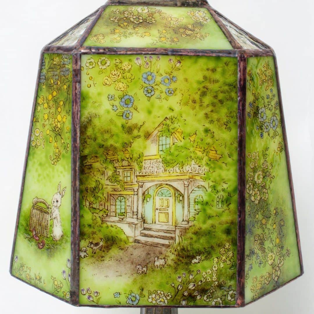 franche lippee officialさんのインスタグラム写真 - (franche lippee officialInstagram)「・ ◎リッペテキスタイルパーティー◎ 5/31(fri)-6/2(sun) 新宿マルイ4階 フランシュリッペ ・ 見たこともないような ステンドグラスを作ってみたい ・ そんな想いをかたちにしてくれたのが オーロラのへび(@auroranohebi )さん。 彼女のすごいところは ガラスに直接イラストを描けるところ。 繊細なプルミエール柄を表現するために 輪郭線の両側を細い棒で削り取るといった 時間と根気のいる作業を引き受けて下さいました。 ・ 世界にたったひとつのランプシェード。 イベントにて展示&販売致します。 是非間近でご覧いただきたいです🍀 ・ ・ ※一点モノの特注品ため、今後再生産することはありません。 ※新宿でのイベント終了後、もし在庫がある際には引き続き公式オンラインストアにて販売致します。 ・ ・ Price ￥400,000＋Tax ・  #franchelippee #フランシュリッペ #テキスタイル #textiledesign #illustration #イラスト #lampshade #lamp #lamps #ランプシェード #ステンドグラス #卓上ライト #staindglass #glassart #新宿イベント #世界でひとつ #新宿マルイ4階 #オーロラのへび #11月に打ち合わせを始めてようやくお披露目です😹」5月26日 20時39分 - franchelippee