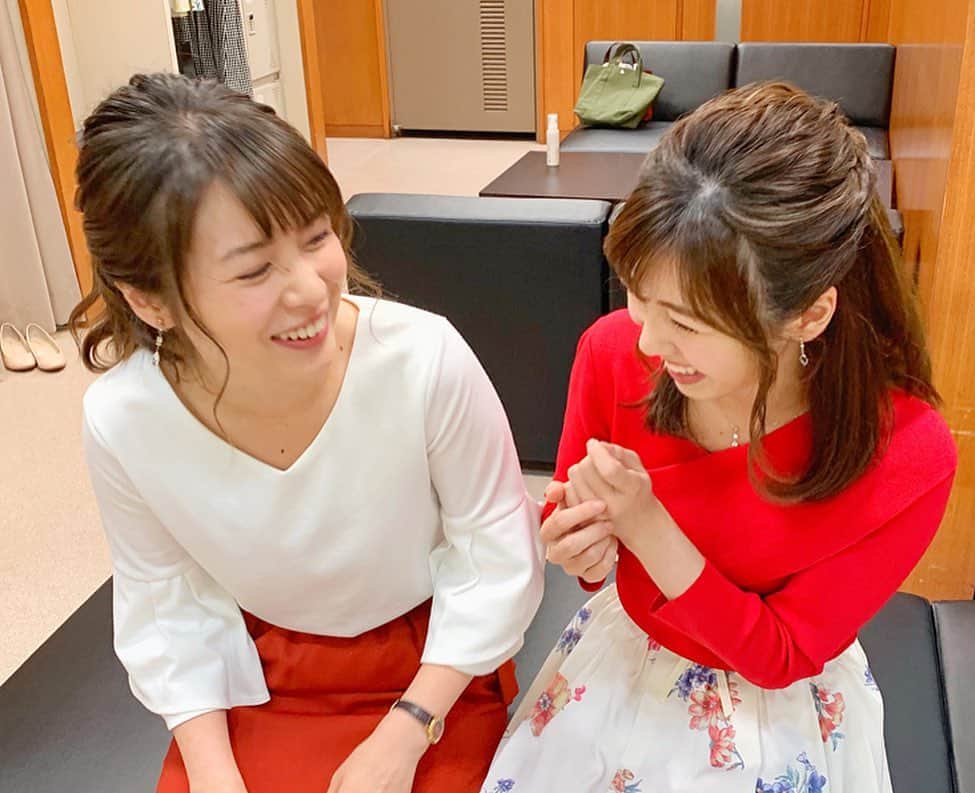 川又智菜美さんのインスタグラム写真 - (川又智菜美Instagram)「どっちでしょ〜？☝️﻿﻿ ﻿﻿ 皆さん週末いかがお過ごしになったでしょうか？🌟﻿﻿ また一週間がんばりましょう💕﻿﻿ ﻿﻿ さて…﻿﻿ 木曜もしっかりオフショット撮ってました📸笑﻿﻿ ﻿﻿ 突然両手を拳にして私の前に出してきた皆川さん。﻿﻿ ﻿﻿ 私てっきりハイタッチみたいな﻿﻿ 拳をイェーイって付き合わせるやつかな？と﻿﻿ 思ってやってみると…﻿﻿ どっちに飴がはいってるでしょう？ゲームでした！笑﻿﻿ ﻿﻿ 違った😳😳😳笑﻿﻿ ﻿﻿ また2人で爆笑しております🤣﻿﻿ ﻿﻿ #tbs #はやドキ #アナウンサー #皆川玲奈 アナ﻿﻿﻿ #セントフォース #川又智菜美﻿﻿﻿ #爆笑 #どっち #癒しタイム﻿ #オフショット というより #コント 笑」5月26日 20時39分 - chinami_k0204