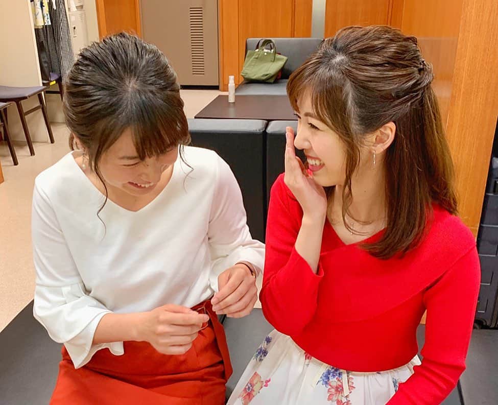 川又智菜美さんのインスタグラム写真 - (川又智菜美Instagram)「どっちでしょ〜？☝️﻿﻿ ﻿﻿ 皆さん週末いかがお過ごしになったでしょうか？🌟﻿﻿ また一週間がんばりましょう💕﻿﻿ ﻿﻿ さて…﻿﻿ 木曜もしっかりオフショット撮ってました📸笑﻿﻿ ﻿﻿ 突然両手を拳にして私の前に出してきた皆川さん。﻿﻿ ﻿﻿ 私てっきりハイタッチみたいな﻿﻿ 拳をイェーイって付き合わせるやつかな？と﻿﻿ 思ってやってみると…﻿﻿ どっちに飴がはいってるでしょう？ゲームでした！笑﻿﻿ ﻿﻿ 違った😳😳😳笑﻿﻿ ﻿﻿ また2人で爆笑しております🤣﻿﻿ ﻿﻿ #tbs #はやドキ #アナウンサー #皆川玲奈 アナ﻿﻿﻿ #セントフォース #川又智菜美﻿﻿﻿ #爆笑 #どっち #癒しタイム﻿ #オフショット というより #コント 笑」5月26日 20時39分 - chinami_k0204