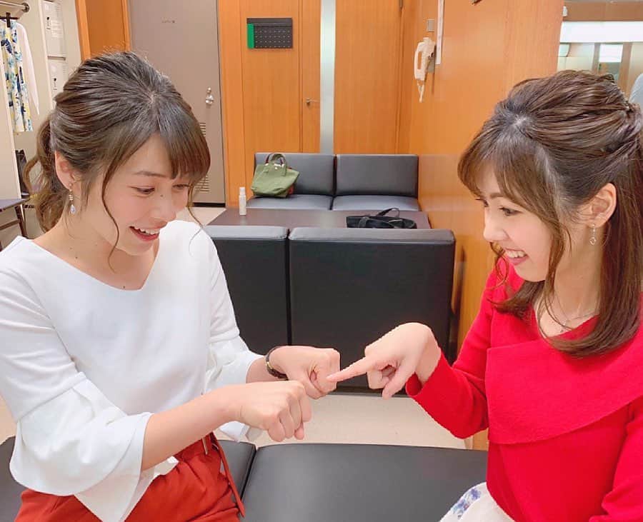 川又智菜美さんのインスタグラム写真 - (川又智菜美Instagram)「どっちでしょ〜？☝️﻿﻿ ﻿﻿ 皆さん週末いかがお過ごしになったでしょうか？🌟﻿﻿ また一週間がんばりましょう💕﻿﻿ ﻿﻿ さて…﻿﻿ 木曜もしっかりオフショット撮ってました📸笑﻿﻿ ﻿﻿ 突然両手を拳にして私の前に出してきた皆川さん。﻿﻿ ﻿﻿ 私てっきりハイタッチみたいな﻿﻿ 拳をイェーイって付き合わせるやつかな？と﻿﻿ 思ってやってみると…﻿﻿ どっちに飴がはいってるでしょう？ゲームでした！笑﻿﻿ ﻿﻿ 違った😳😳😳笑﻿﻿ ﻿﻿ また2人で爆笑しております🤣﻿﻿ ﻿﻿ #tbs #はやドキ #アナウンサー #皆川玲奈 アナ﻿﻿﻿ #セントフォース #川又智菜美﻿﻿﻿ #爆笑 #どっち #癒しタイム﻿ #オフショット というより #コント 笑」5月26日 20時39分 - chinami_k0204
