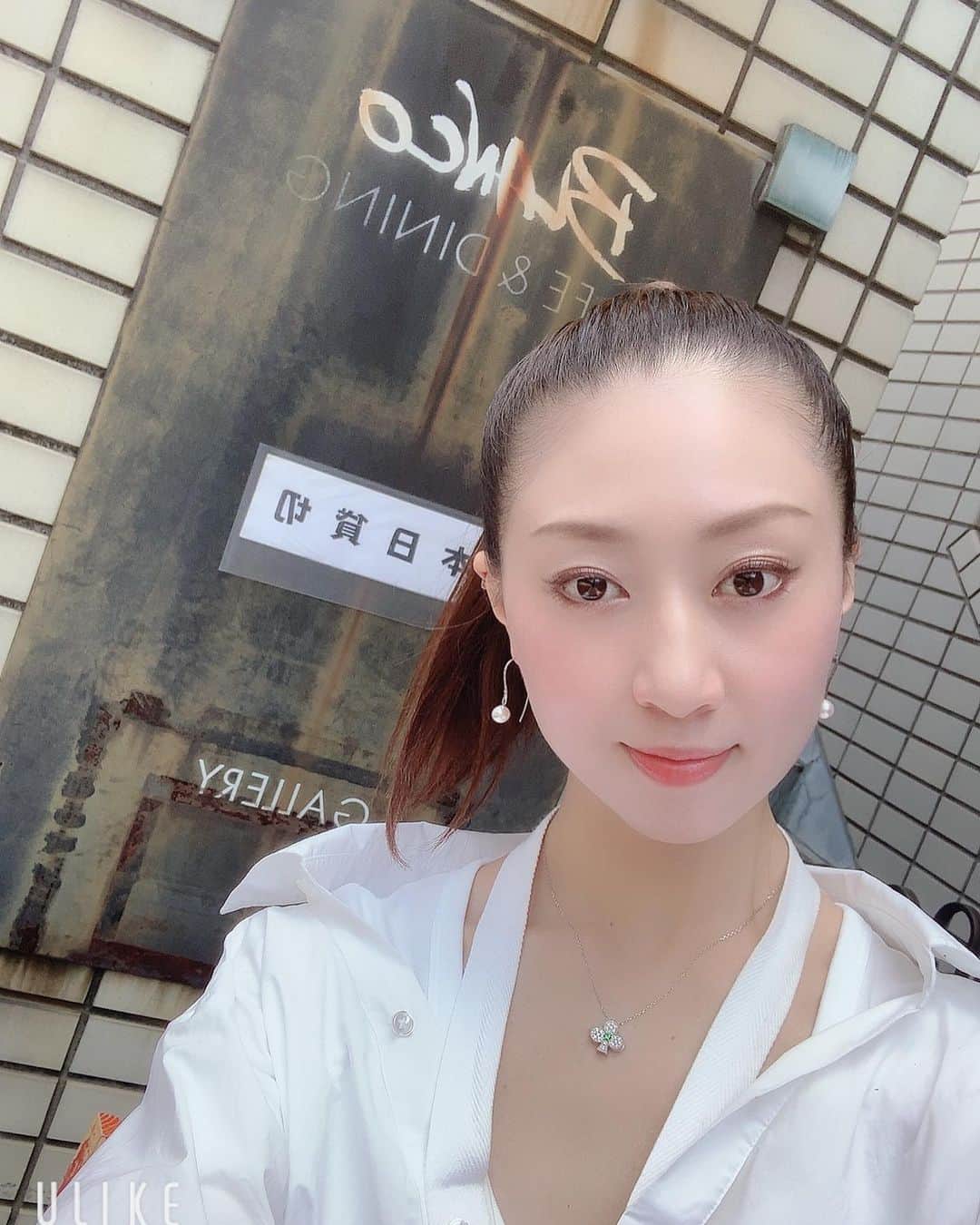 鳳翔大さんのインスタグラム写真 - (鳳翔大Instagram)「Dineigeの展示会、無事終了しました😍  暑い中、お越し下さいました皆様、ありがとうございました😊  今回は、新作パールピアスと画像4.6枚目のシルバーの巾着型のバッグがとても人気でした‼️ シルバーバッグは、東京に持ってきていた分は完売しました😭  次回、6月29日〜7月2日までの、京都ガーデンパレスホテルでの展示会の時には、シルバーバッグもご用意ありますので是非、京都にもいらして下さいね✨  そして、明日はリビングルームミュージカルの本番です！ 色々楽しみがありすぎて❤️ 頑張りまーす！ 楽しみにしててねーー😛  #リビングルームミュージカル  #リビングルームカフェ  #dineige #パールピアス」5月26日 20時40分 - dai_hosho_official