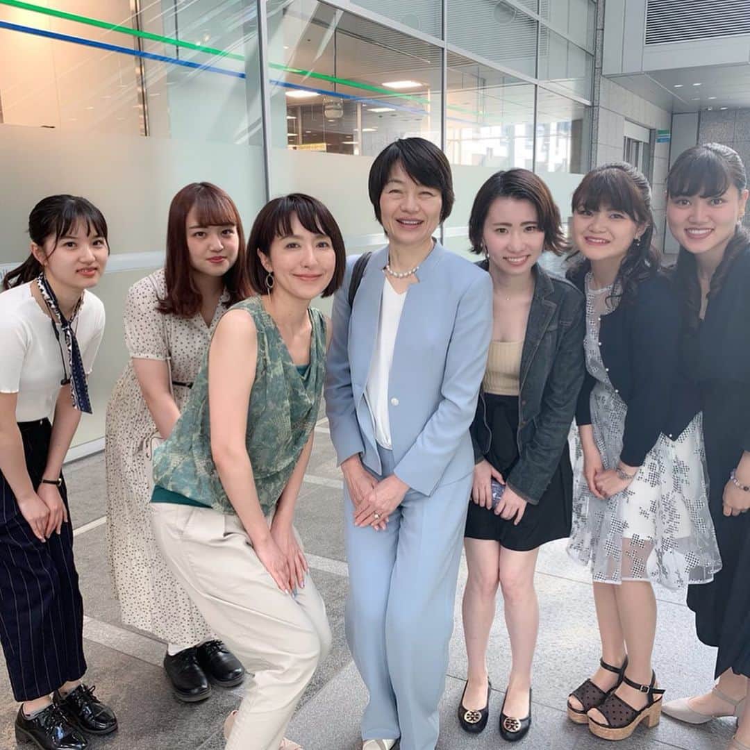 藤森香衣さんのインスタグラム写真 - (藤森香衣Instagram)「Tea Party in Shinagawa.  品川女子学院の卒業生「芳葉会」の集まり。  お陰様で毎年、多くの参加者があり、学校の先生方にも、お越し頂いてます😆  役員の皆さん、おつかれ様でした🎈  可愛いから、「風船と女子」を撮らせて貰う。 みんながいないと、運営できないよ！ ホントにありがとうございます。  色んな事と同時進行で疲れが取れず、流石に今日は一日、倒れてました😪  #品川女子学院 #卒業生の会 #女子校 #品女 #ティーパーティー #ほぼ女子大生 #風船 #お花 #会場の手配 #みんなありがとう #次はクリスマスパーティー」5月26日 20時42分 - kaefujimori