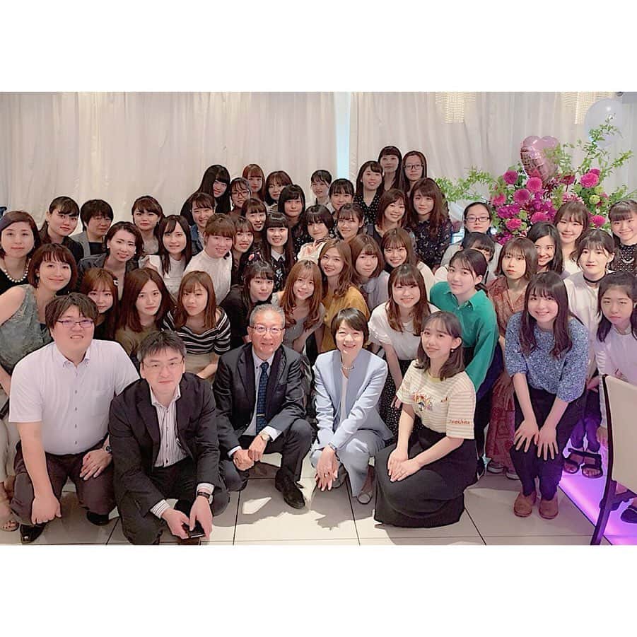 藤森香衣さんのインスタグラム写真 - (藤森香衣Instagram)「Tea Party in Shinagawa.  品川女子学院の卒業生「芳葉会」の集まり。  お陰様で毎年、多くの参加者があり、学校の先生方にも、お越し頂いてます😆  役員の皆さん、おつかれ様でした🎈  可愛いから、「風船と女子」を撮らせて貰う。 みんながいないと、運営できないよ！ ホントにありがとうございます。  色んな事と同時進行で疲れが取れず、流石に今日は一日、倒れてました😪  #品川女子学院 #卒業生の会 #女子校 #品女 #ティーパーティー #ほぼ女子大生 #風船 #お花 #会場の手配 #みんなありがとう #次はクリスマスパーティー」5月26日 20時42分 - kaefujimori