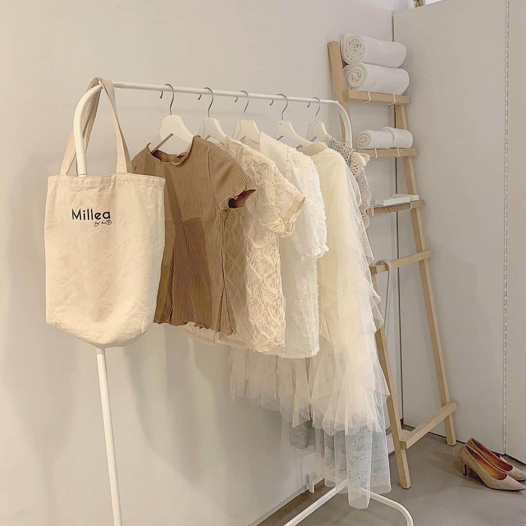 のインスタグラム：「⠀ ⠀ 明日は何を着ようかなって 毎日ワクワクする𓍯⠀ ⠀ #mycloset#milleacode」