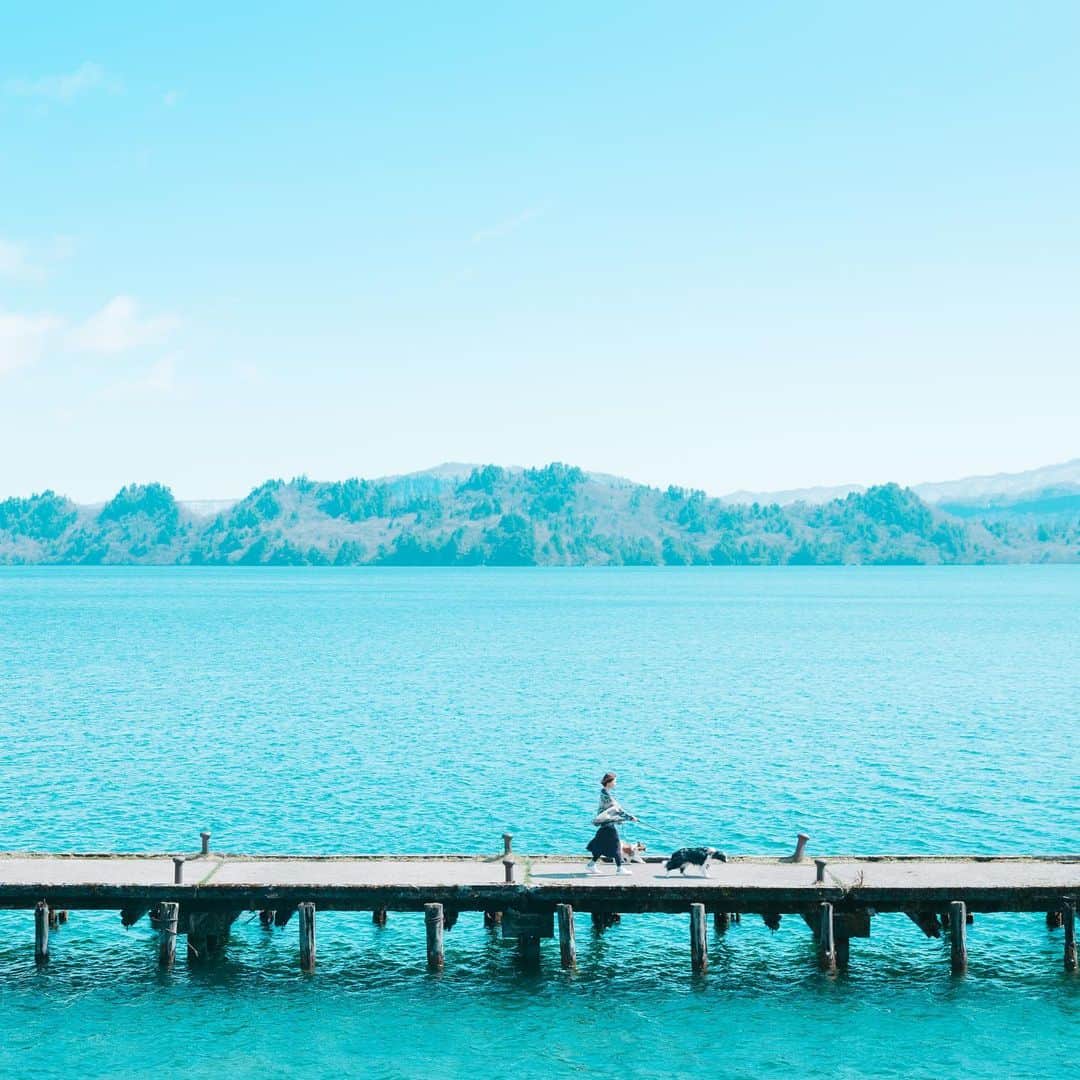 Kobe Japan Water artのインスタグラム：「"on the lake" . 最高の青色の中で. #ソラ家#家族の風景」