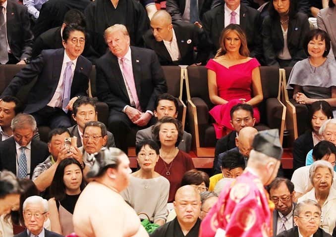 安倍晋三さんのインスタグラム写真 - (安倍晋三Instagram)「#repost @kantei 伝統ある大相撲をトランプ大統領と観戦しました。現役の米国大統領として初めてのことです。大きな歓声とともに、トランプ大統領から真新しい大統領杯が、朝乃山関に手渡されました。 . #トランプ大統領 と一緒に #大相撲 観戦 #sumo #千秋楽#アメリカ大統領杯 #朝乃山関 #初優勝 🎊 #ThePresidentsCup #国技 明日はいよいよ#日米首脳会談 #SummitMeeting with #president #donaldtrump #POTUS  @realdonaldtrump @shinzoabe」5月26日 20時46分 - shinzoabe
