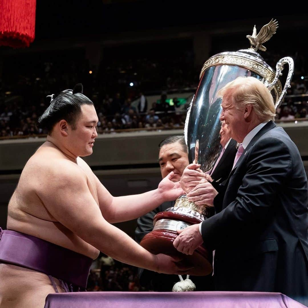 ドナルド・トランプさんのインスタグラム写真 - (ドナルド・トランプInstagram)「‪Tonight in Tokyo, Japan at the Ryōgoku Kokugikan Stadium, it was my great honor to present the first-ever U.S. President’s Cup to Sumo Grand Champion Asanoyama. Congratulations! A great time had by all, thank you @ShinzoAbe!!‬」5月26日 20時50分 - realdonaldtrump