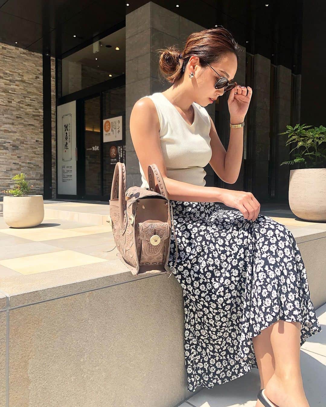 石田美奈子のインスタグラム：「. 𝕆𝕦𝕥𝕗𝕚𝕥 . 今日も暑すぎましたね！ まだ5月なのに、真夏の格好してる。 そして、既にかなり日焼けしてる😂 . zaraのスカートは買って正解の1枚(⑅ˊᵕˋ⑅) 履きやすいし合わせやすくて大活躍しています。 . tops… @flead_store skirt… #zara @zara bag…#gracecontinental @grace_continental.div . 👗→ #minako_fashion . #outfit #fashion #ootd #春コーデ #夏コーデ #プチプラコーデ #165cm」