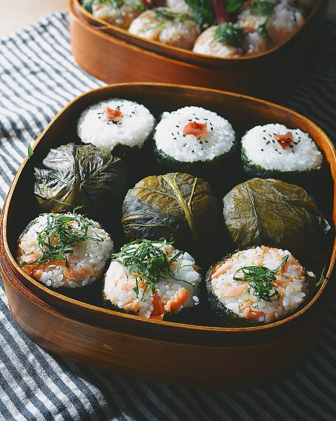 Natsuko Motoiさんのインスタグラム写真 - (Natsuko MotoiInstagram)「小学校最初の運動会弁当🍱 蛸と梅の炊き込みご飯おにぎり、海老のあられ揚げ、うずらカレーフライ、唐揚げ2種など。 朝バタバタ。。 ギリギリ写真が撮れました！ . . . . . #運動会弁当 #お弁当 #小学生弁当 #lunch #子供弁当 #bento #おにぎり #onigiri . . #デリスタグラマー #LIN_stagrammer #delistagrammer  #KURASHIRU  #IGersjp #instafood  #instadaily #instagramjapan #instagenic #ig_photooftheday  #vscofashionfood  #VSCOcam #onthetable #onmytable #dailyshot #team_jp_ #暮らし  #instagood #foodstagram #foodie #キナリノ #japanesefood」5月26日 21時02分 - natsu_motoi