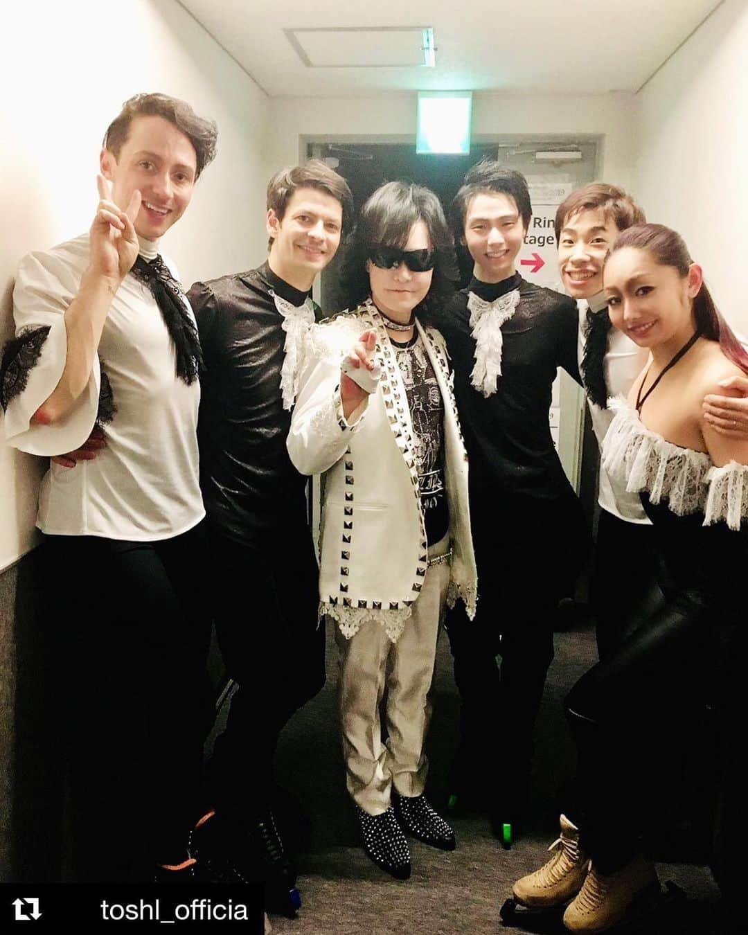 安藤美姫さんのインスタグラム写真 - (安藤美姫Instagram)「With Amazing singer ToshI😎🖤🙏🙏🙏 ToshIさんとご一緒させて頂きました😌😎🖤 仙台もよろしくお願いします。  #Repost @toshl_officia with @get_repost ・・・ #faoi #ファンタジーオンアイス #幕張メッセ #2日目 #思いっきり #楽しみましょう !  #fantastic #friends ‼️ #ジョニーウィアー #johnnyweir #ステファンランビエル #stephanelambiel #羽生結弦 #yuzuruhanyu #織田信成 #nobunarioda #安藤美姫 #mikiando  #5月25日 #17時30分 #幕張 #公演 #終演直後 #楽屋 #から #ニコ生 #も #お楽しみに ‼️🤞🏻😎」5月26日 20時55分 - miki_m_ando0403