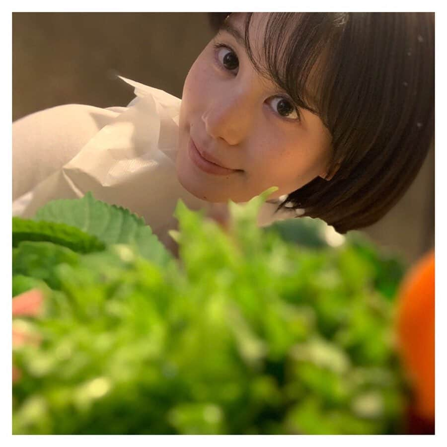 金城茉奈さんのインスタグラム写真 - (金城茉奈Instagram)「野菜と私。笑 食べた事ない、聞いたことがない名前の野菜がたくさん！🥕 実は大の野菜嫌いの私ですが、 少しずつ、少しずつ食べれる野菜が増えて克服できています。 きっと、まだまだけどね。笑 野菜だけでもお腹いっぱいになる量。 お肉も美味しかったです☺︎ #15種の野菜で包む韓国焼肉#くるむサンパ店#サムギョプサル#新大久保##野菜#韓国料理」5月26日 20時58分 - mn75aa