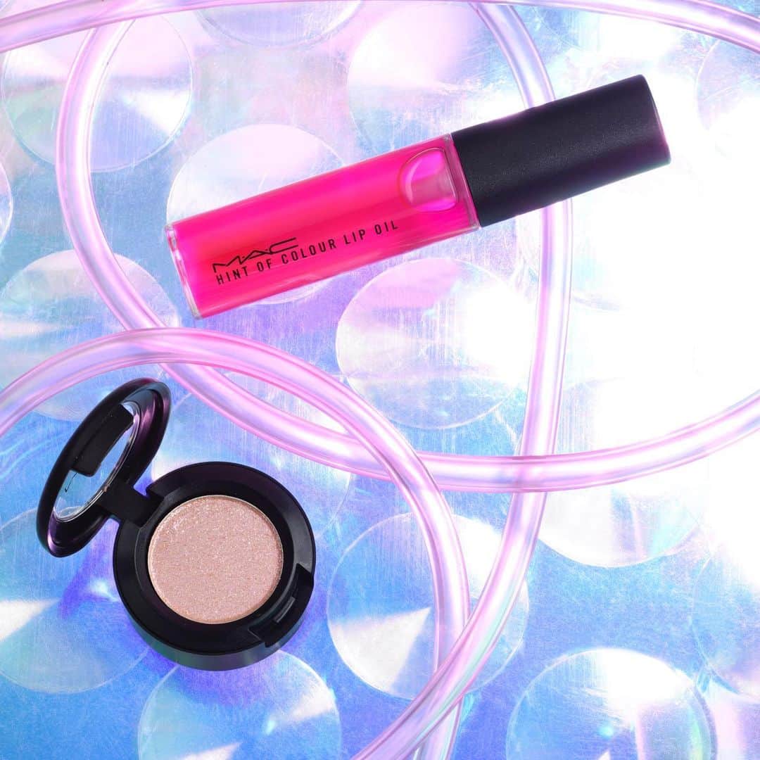 M∙A∙C Cosmetics Japanのインスタグラム：「⠀ いよいよ5/31より、ももいろクローバーZ とM·A·C がコラボレーションしたビジュアルの展開がスタート✨ メイクアップカードとポーチは、何色が出るのかお楽しみ・・・❤️ #MACXMCZ ⠀ #MACXMCZ オリジナルポーチ&メイクアップカードプレゼントキャンペーン M·A·C 公式オンラインショップ、全国のM·A·C 店舗にて対象製品（ヒント オブ カラー リップ オイル又はダズルシャドウ）を１点以上ご購入の方にメイクアップカードを、対象製品を含む3,500 円（税抜）以上ご購入の方にオリジナルポーチをプレゼント！ ⠀ ⠀ *公式オンラインショップ先行開始　5/30（木）AM10:00～なくなり次第終了 *全国店舗　5/31(金) ～ 6/19(水) *全国のM·A·C 店舗にて各日ごとに先着順で限定枚数を配布予定 *メイクアップカード及びポーチのプレゼントはオンラインショップ、店頭共にお1人様1会計(合算不可)につき各1回まで *メイクアップカード及びポーチの種類はお選びいただけません。 ⠀ ↓↓掲載製品↓↓ [ヒント オブ カラー リップ オイル] ドール トゥ ディーバ [ダズルシャドウ] ラストダンス ⠀ ⠀ ⠀ ⠀ ⠀ ⠀ #MACCosmeticsJapan #MACコスメ #MACCosmetics #MAC #コスメ #メイク #ももいろクローバーZ #ももクロ #momoirocloverz #MCZ #コラボ #コラボレーション #限定 #キャンペーン」