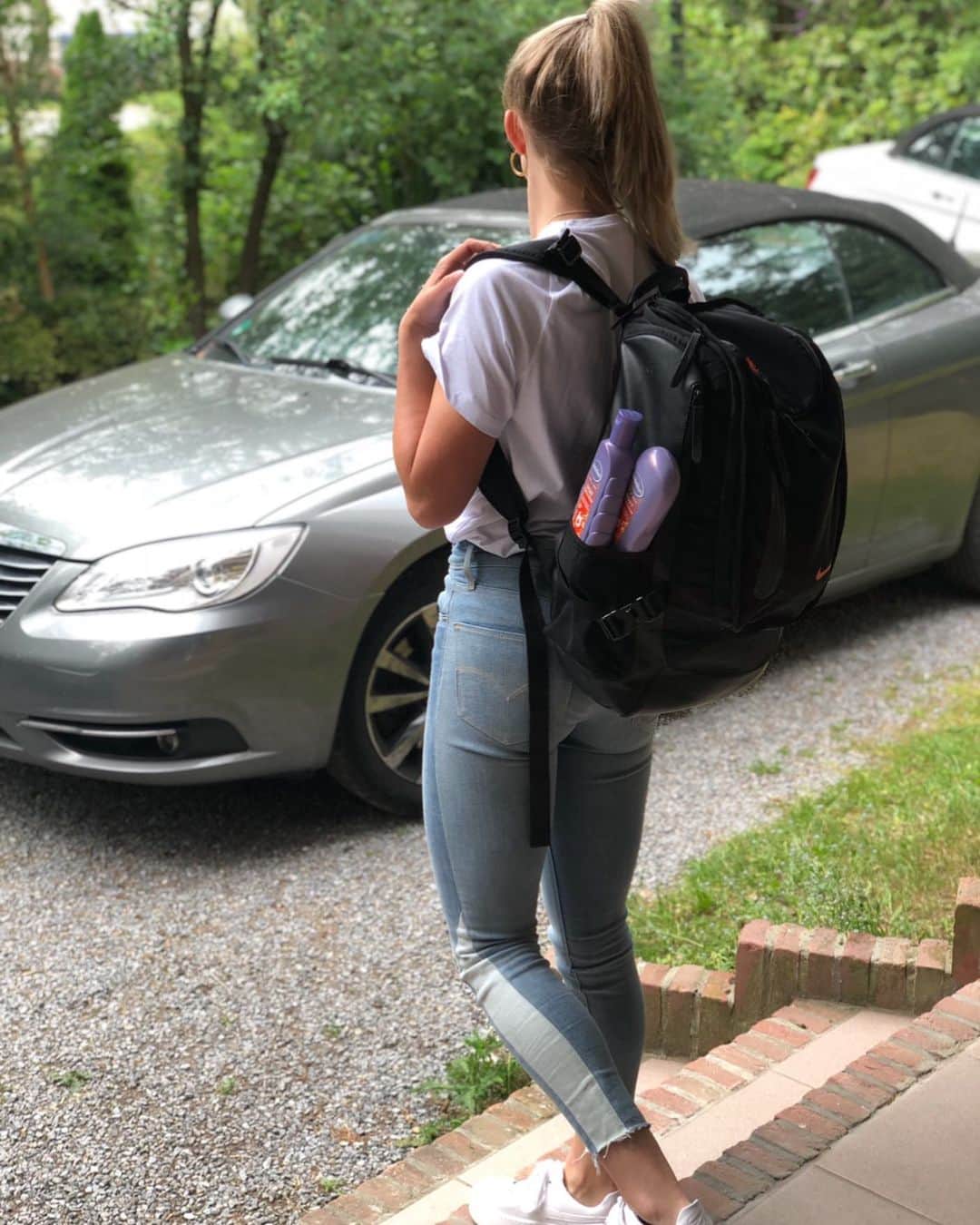 ジャッキー・グローネンのインスタグラム：「Home and away and home and away 🚗 maar wel limited edition @andrelonnl 🥳💜 #laathaarstralen」