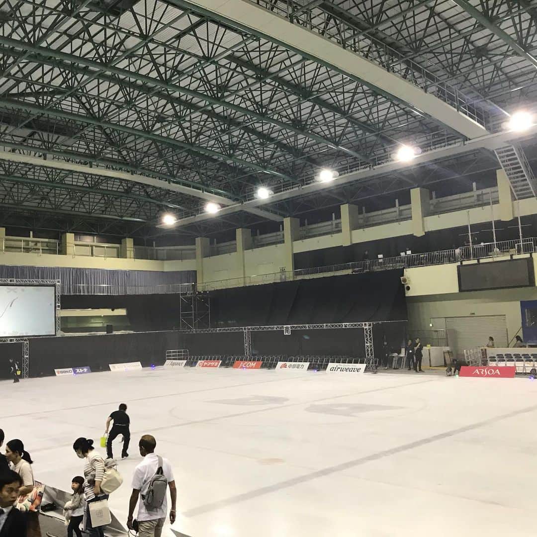 前田典子さんのインスタグラム写真 - (前田典子Instagram)「#浅田真央 ちゃん💕 @maoasada2509  #浅田真央サンクスツアー  いつもお世話になっている #エアーウィーブ @airweave さんから お誘いをいただき @hibinoya  と @t_mimi1414 孝美ちゃんと 一緒に観てきました❣️ 初めて真央ちゃんの演技を目の当たりにし感動😭  #凄い人だ‼️ #オーラがすごかった ✨ 真央ちゃんからのサンクスがビンビン伝わり 泣いちゃいました😭 こちらこそありがとう❤️ 最後に目が合って嬉しかった❣️😍 #キュート#綺麗 #優雅 #フィギュアスケート ⛸  #また観たい  今夜も私は真央ちゃんと同じエアーウィーヴのマットで眠り、三回転ジャンプする夢をみたい 🛌💤」5月26日 21時11分 - maenorichang