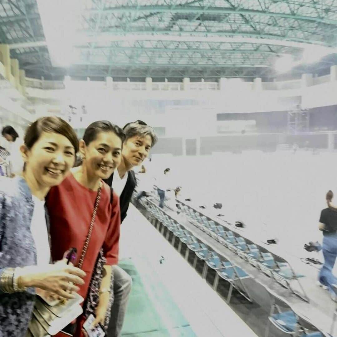 前田典子さんのインスタグラム写真 - (前田典子Instagram)「#浅田真央 ちゃん💕 @maoasada2509  #浅田真央サンクスツアー  いつもお世話になっている #エアーウィーブ @airweave さんから お誘いをいただき @hibinoya  と @t_mimi1414 孝美ちゃんと 一緒に観てきました❣️ 初めて真央ちゃんの演技を目の当たりにし感動😭  #凄い人だ‼️ #オーラがすごかった ✨ 真央ちゃんからのサンクスがビンビン伝わり 泣いちゃいました😭 こちらこそありがとう❤️ 最後に目が合って嬉しかった❣️😍 #キュート#綺麗 #優雅 #フィギュアスケート ⛸  #また観たい  今夜も私は真央ちゃんと同じエアーウィーヴのマットで眠り、三回転ジャンプする夢をみたい 🛌💤」5月26日 21時11分 - maenorichang