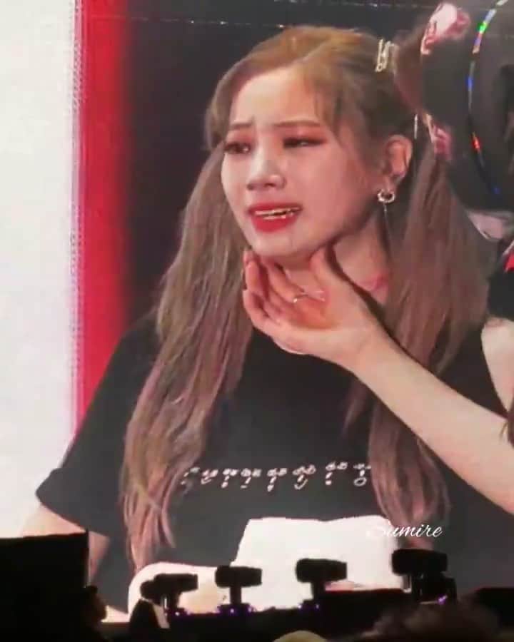 ダヒョンのインスタグラム：「ONCEs made dubu cry out of happiness! It will be a memorable day for her 😭❤️ ⠀⠀⠀ ⠀ #dahyun #ダヒョン #多賢 #다현 #트와이스 #twice #トゥワイス ©️sumire」