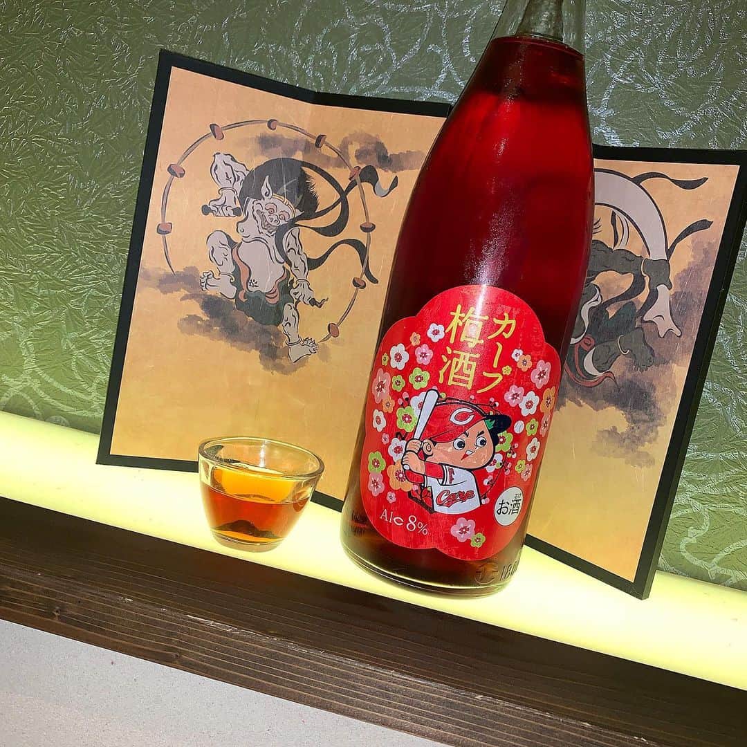 たなごころ 広島駅新幹線口店のインスタグラム：「久しぶりの更新です🥳 ただ今カープが首位✨ということで本日は「カープ梅酒」をご紹介します！ こちらはカープ女子がプロデュースした広島カープ公認の梅酒だそうです！ 色もしっかり赤なんですよ❤️ ぜひぜひ美味しいお料理と一緒にこちらも飲みにたなごころまでお越しください😊  #たなごころ #たなごころ広島  #カープ梅酒  #ホテルグランヴィア広島」